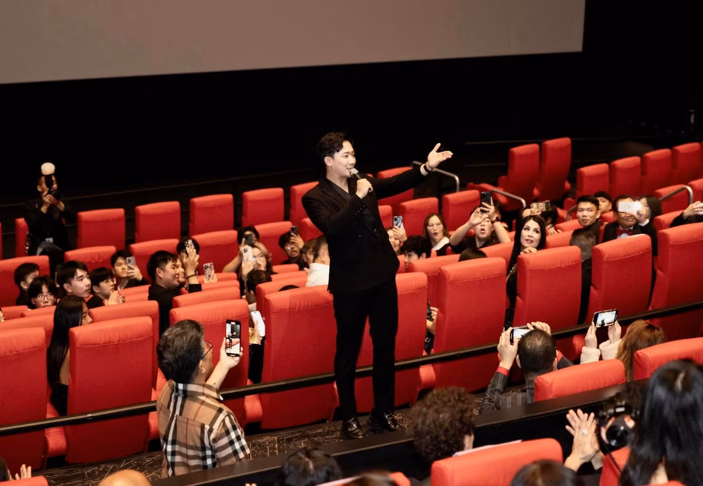 Trấn Thành đưa phim Mai ra mắt rạp phim ở Mỹ.