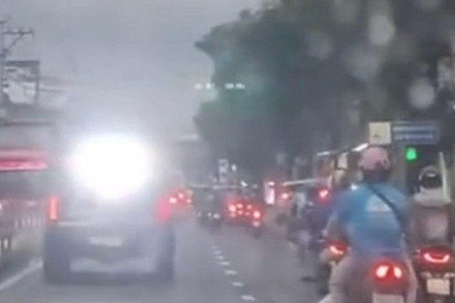 Ô tô lắp đèn "cực sáng". Ô tô lắp đèn "cực sáng".