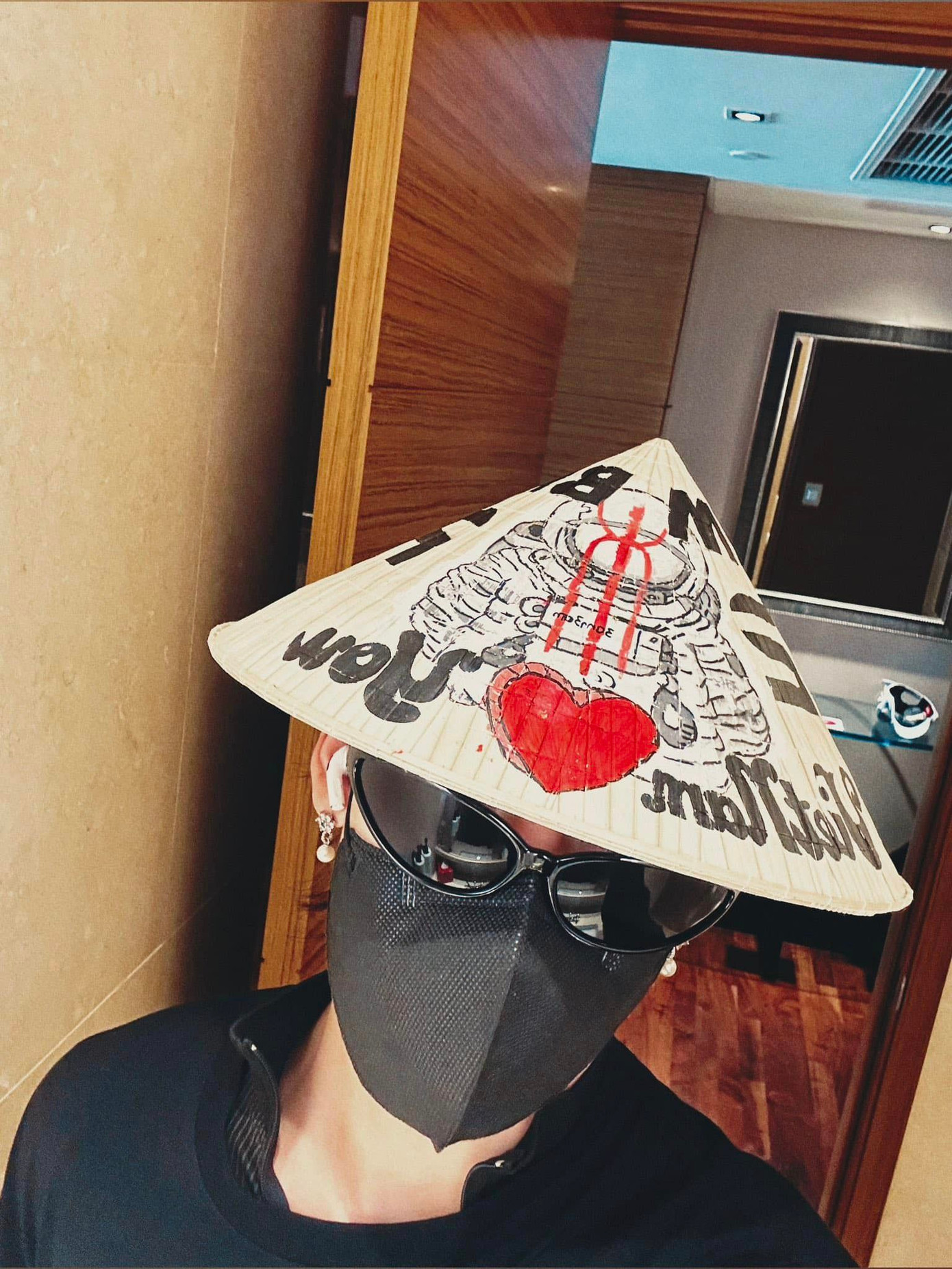 Tại buổi họp báo ngày 20/10, ca sĩ sinh năm 1997 cho biết bản thân có niềm đam mê với ẩm thực Việt: &quot;Tôi từng tới Việt Nam gặp gỡ HLV Park Hang-seo. Tôi được HLV đưa đến nhà hàng và thực sự ấn tượng với món ăn, nhà hàng Việt Nam&quot; – nam ca sĩ chia sẻ. Bên cạnh đó, BamBam tiết lộ anh muốn thử nhiều món ăn khác ngoài phở như hột vịt lộn, trứng cuốc…