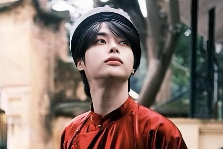 Hanbin diện áo tấc trong vlog quay tại Việt Nam. Hanbin diện áo tấc trong vlog quay tại Việt Nam.