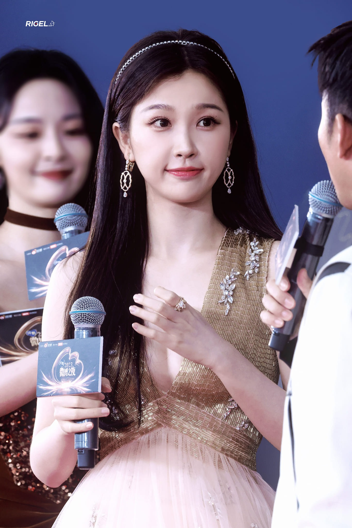 Ngu Thư Hân diện đầm có phần ngực xẻ sâu. Sau khi bị cư dân mạng chê lớp trang điểm giống hot girl Douyin, ê-kíp của nữ diễn viên đã đổi phù hợp với cô. Ngu Thư Hân diện đầm có phần ngực xẻ sâu. Sau khi bị cư dân mạng chê lớp trang điểm giống hot girl Douyin, ê-kíp của nữ diễn viên đã đổi phù hợp với cô.