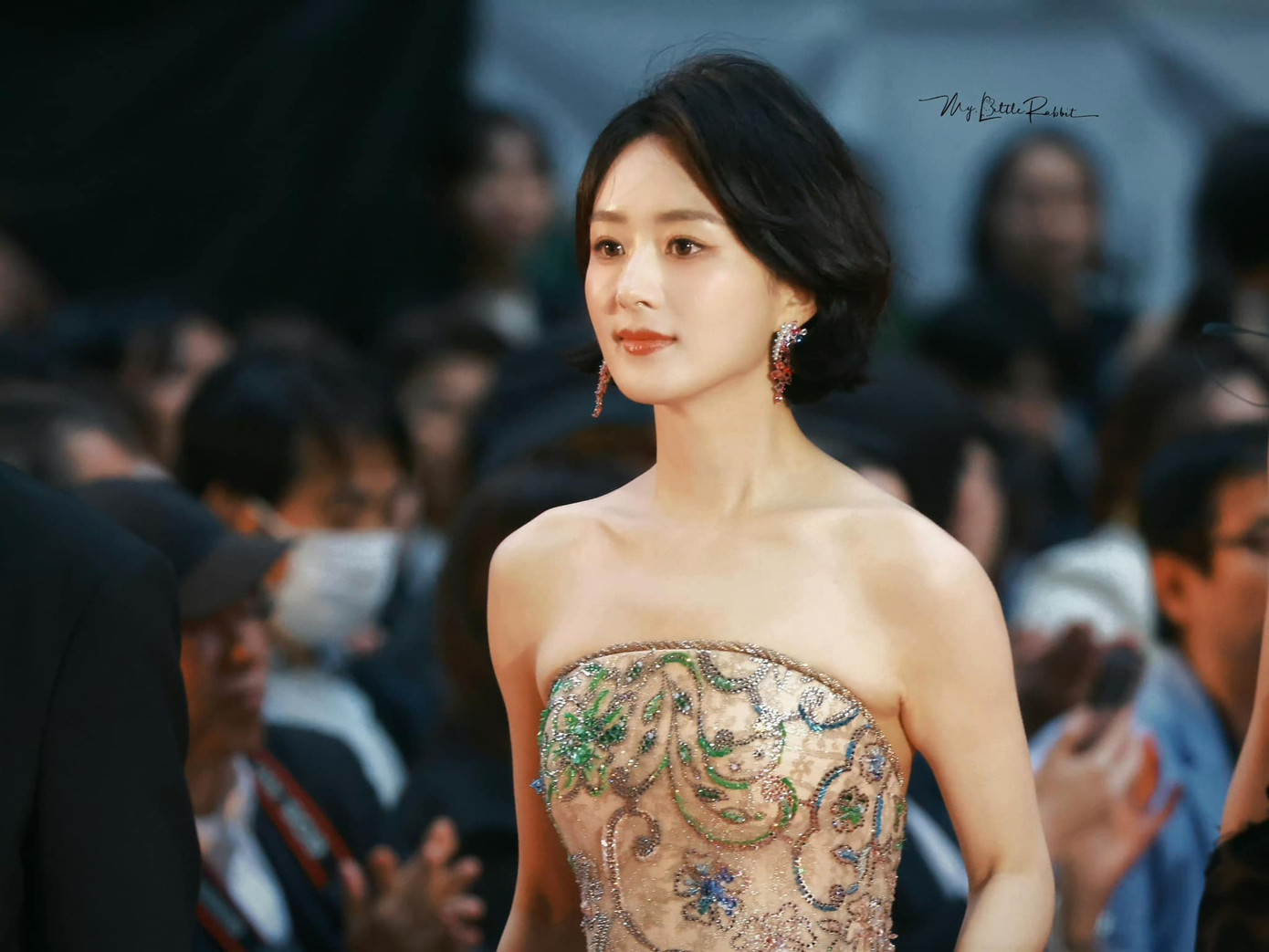 Triệu Lệ Dĩnh diện bộ đầm đính cườm nằm trong BST Haute Couture Xuân Hè 2024 của Armani Privé, đeo trang sức cao cấp đến từ thương hiệu Tasaki của Nhật Bản. Ảnh: Weibo.