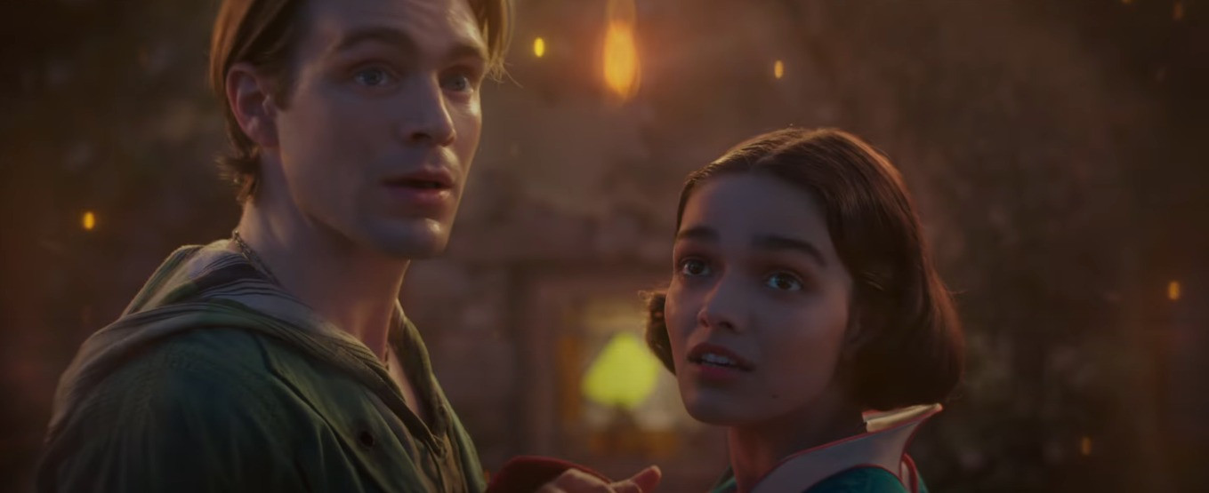 "Bạch Tuyết" Rachel Zegler (trái) và hoàng tử trong teaser trailer bộ live-action. "Bạch Tuyết" Rachel Zegler (trái) và hoàng tử trong teaser trailer bộ live-action.