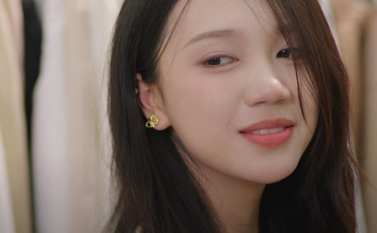 Sau nhiều lần gặp gỡ từ những chuyến Chải đến giao đơn, cả hai dần thành bạn bè. Chải dành kinh nghiệm trong thời gian đơn phương theo đuổi cô để cho Ngà lời khuyên. Chính Ngà cũng ngưỡng mộ cô gái Chải đang dành hết tình cảm. &quot;Cô gái đó may mắn thật đấy. Nào! Cạch một cái! Để chúc mừng cô gái mà tôi đang cảm thấy ghen tỵ đây&quot; - Ngà mời Chải uống bia giải sầu.