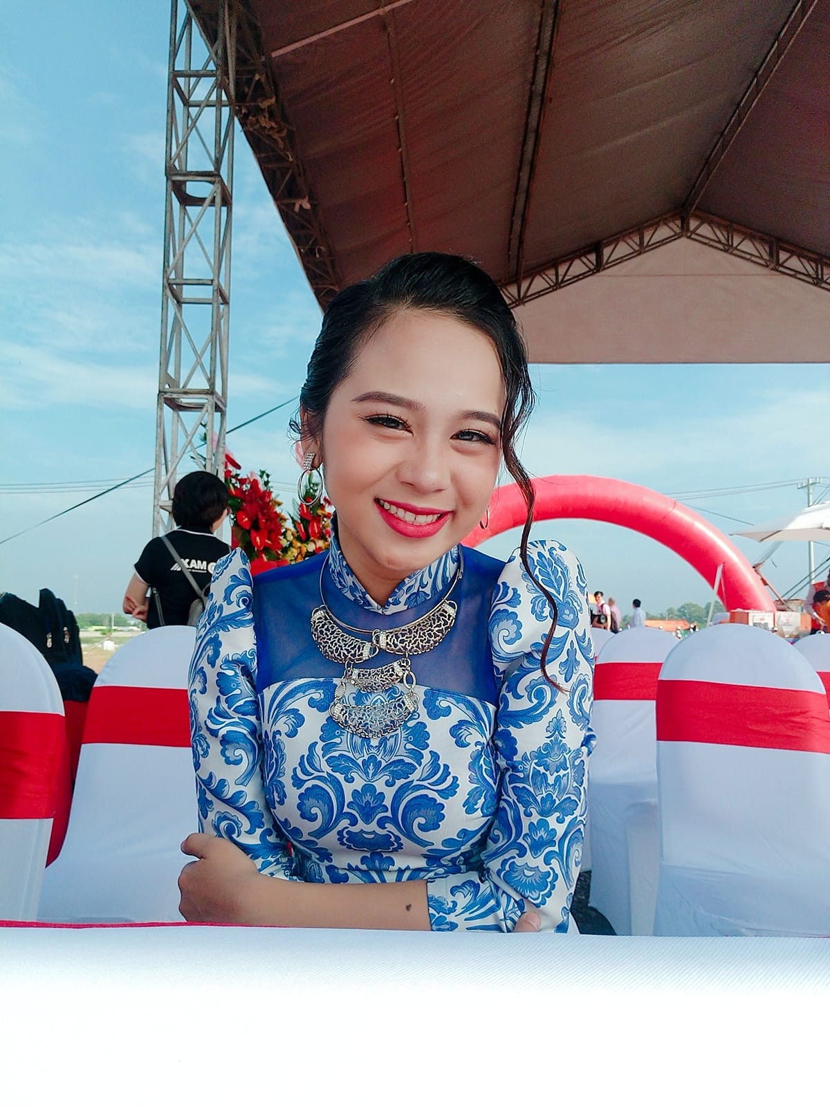 Nữ MC sinh năm 1996 là gương mặt từng dẫn Cà phê sáng, Trạng nguyên nhí... Trước đó, Tuyết Ngân được biết đến khi giành á quân Đường tới Cầu vồng 2020 – Cuộc thi tìm kiếm MC Đài truyền hình Việt Nam, giành cú đúp MC có tác phong chuyên nghiệp nhất và MC nữ xuất sắc nhất của MC Awards 2018.