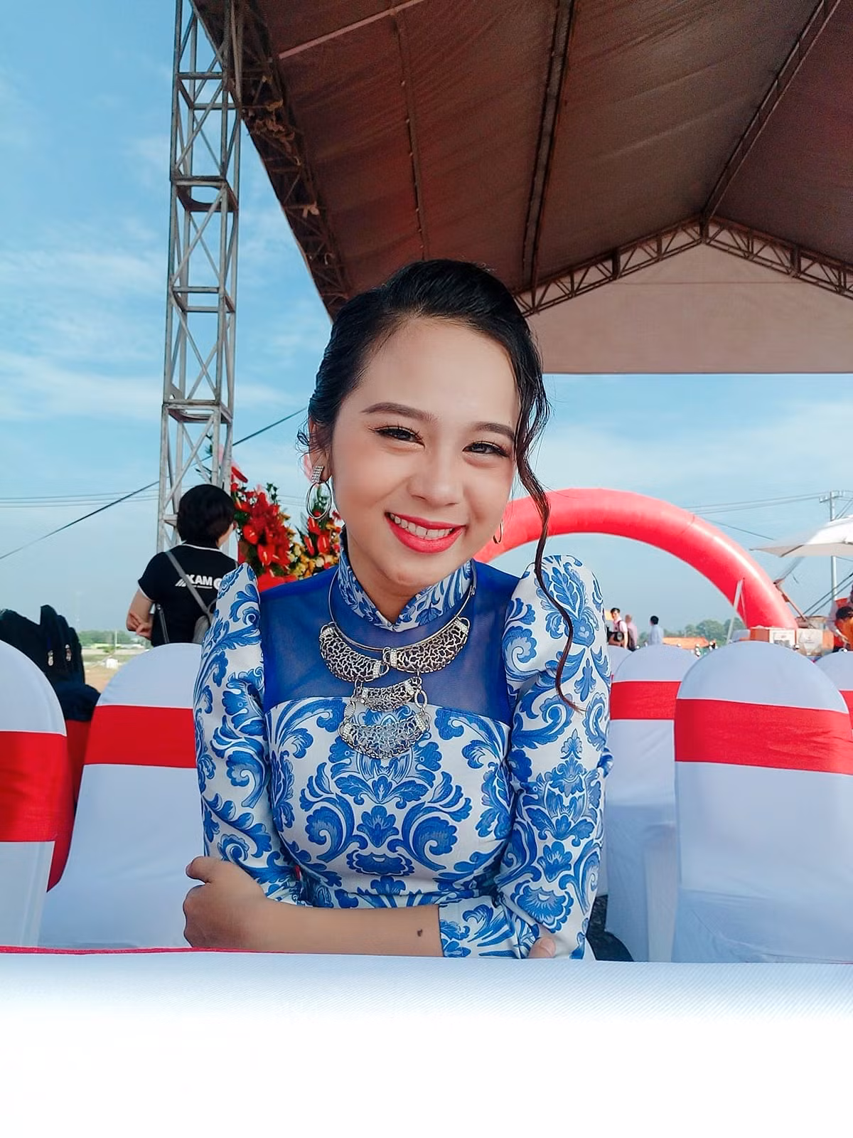 Nữ MC sinh năm 1996 là gương mặt từng dẫn Cà phê sáng, Trạng nguyên nhí... Trước đó, Tuyết Ngân được biết đến khi giành á quân Đường tới Cầu vồng 2020 – Cuộc thi tìm kiếm MC Đài truyền hình Việt Nam, giành cú đúp MC có tác phong chuyên nghiệp nhất và MC nữ xuất sắc nhất của MC Awards 2018.