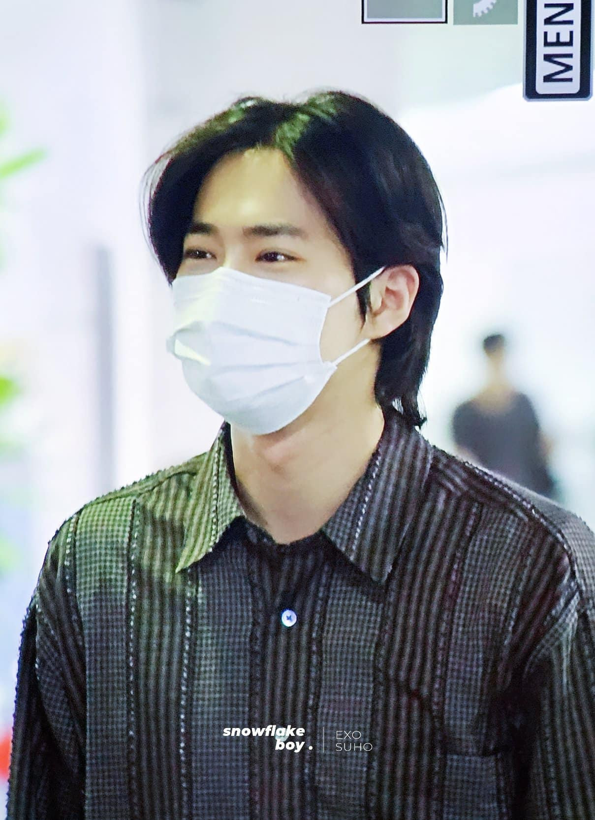 Trưởng nhóm Suho tích cực tương tác với người hâm mộ. Trước đó, Suho khiến fan Việt háo hức khi chia sẻ: "Nghĩ đến việc lâu rồi mới gặp các bạn fan Việt, tôi đã hồi hộp. Tôi đã chuẩn bị thật chăm chỉ để mang đến những màn trình diễn tuyệt vời nhất cho các bạn". Ảnh: Snowflake Boy.