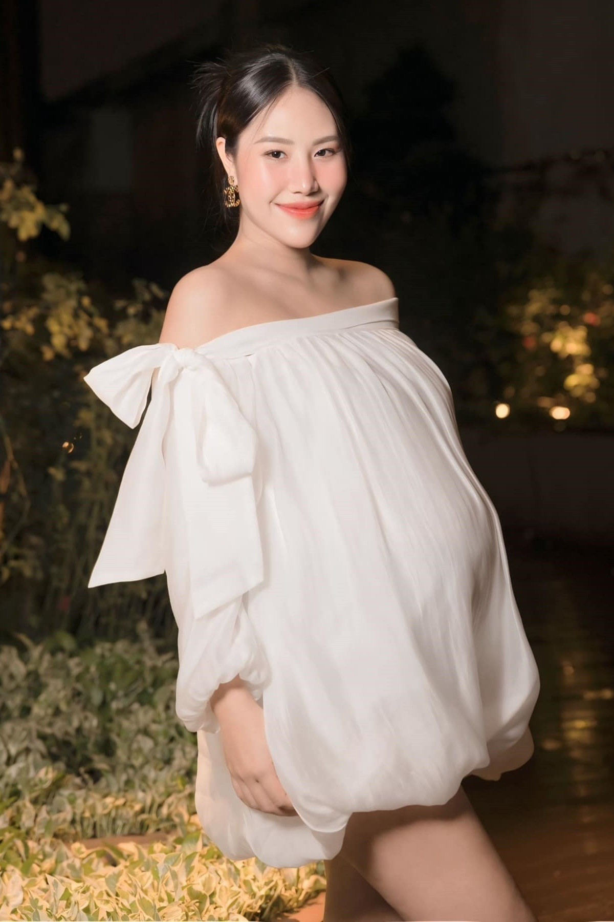 Trên mạng xã hội, Khánh Chi thường đăng tải ảnh ở nhiều sự kiện bên cạnh Quang Minh. Tại buổi ra mắt phim Cái giá của hạnh phúc hồi tháng 4, cô ôm bụng bầu đến chúc mừng bạn trai.