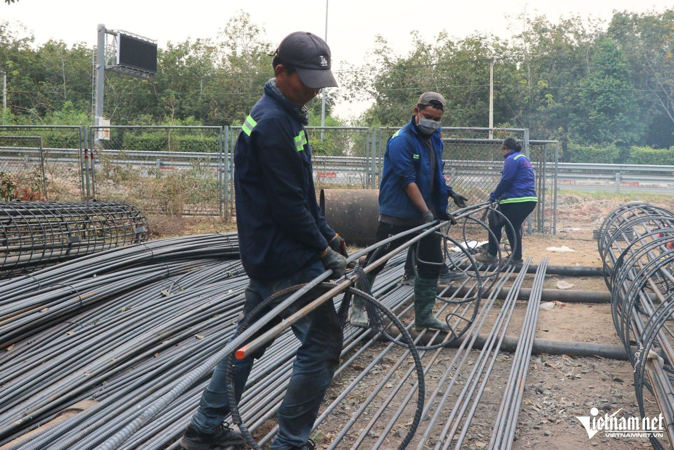 Tại khu vực này, đơn vị thi công triển khai khoảng 50 mũi, hàng nghìn công nhân và máy móc được huy động tối đa để đẩy nhanh tiến độ.