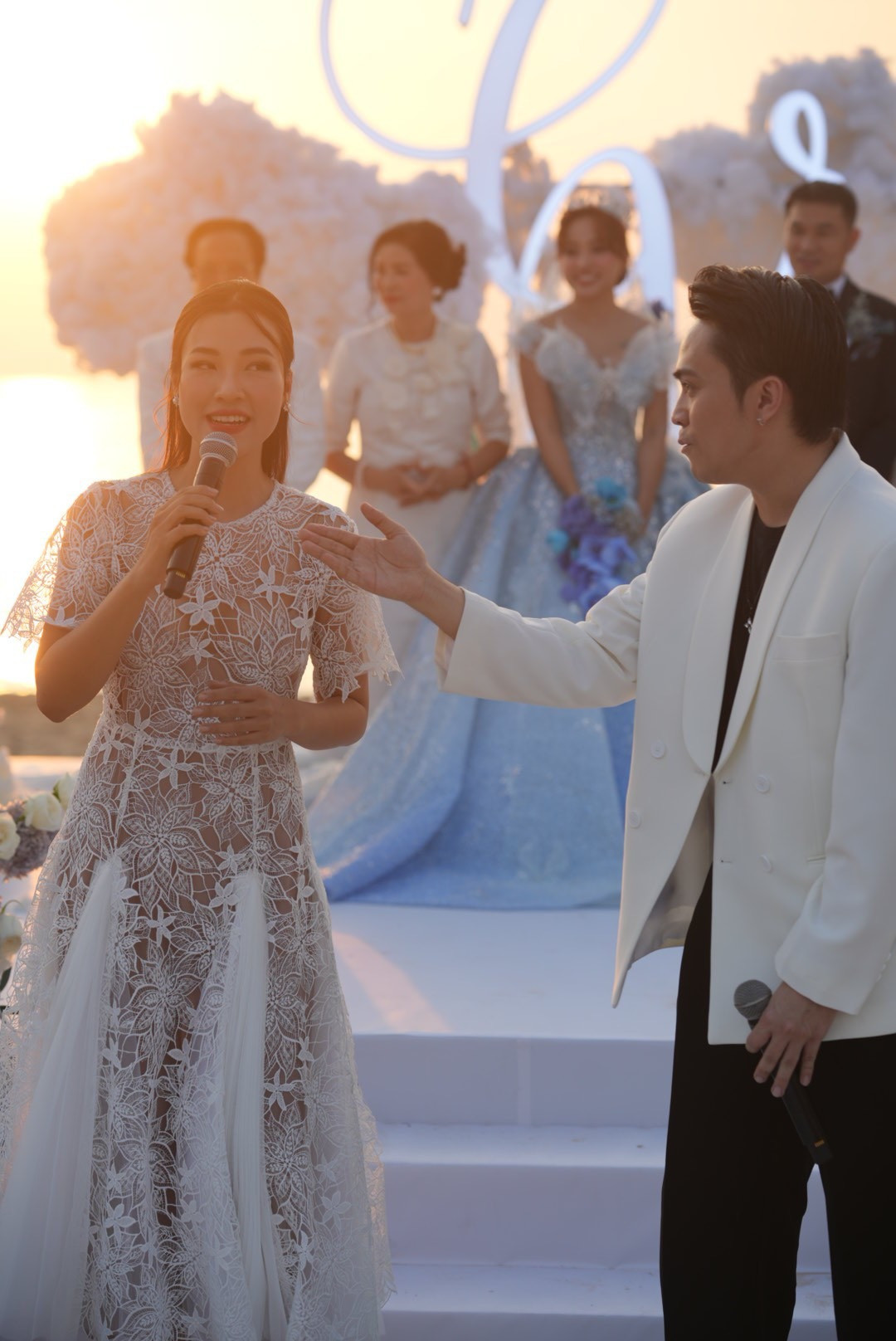 Hoàng Oanh và Thái Dũng là MC dẫn dắt lễ cưới của Vân Hugo. Hoàng Oanh và Thái Dũng là MC dẫn dắt lễ cưới của Vân Hugo.