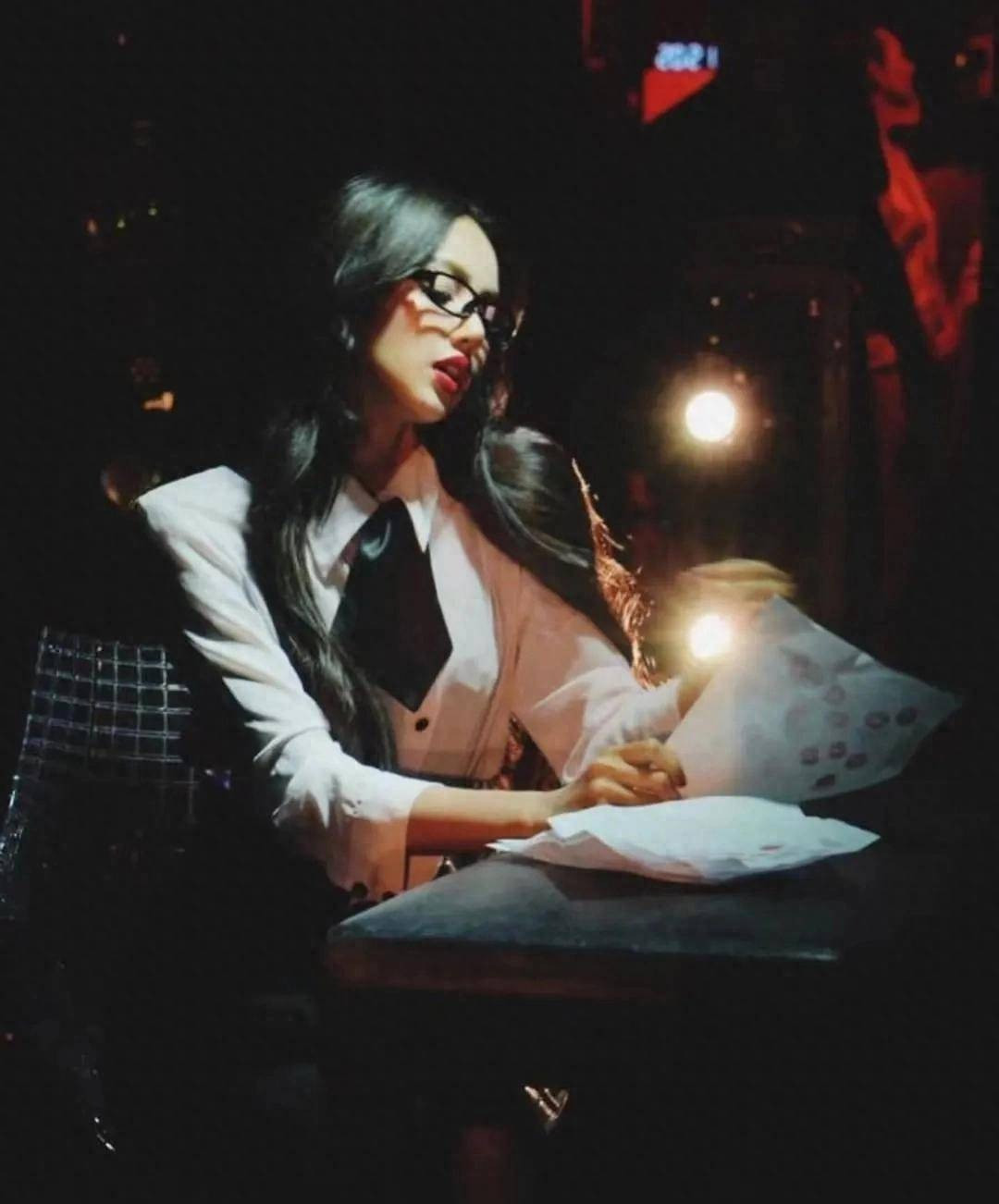 5 đêm diễn của Lisa tại quán bar thoát y Crazy Horse (Paris, Pháp) khiến dư luận Trung Quốc mất thiện cảm và bị hạn chế hoạt động. Ảnh: IG. 5 đêm diễn của Lisa tại quán bar thoát y Crazy Horse (Paris, Pháp) khiến dư luận Trung Quốc mất thiện cảm và bị hạn chế hoạt động. Ảnh: IG.