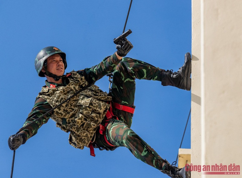 Quá trình huấn luyện công phu sẽ giúp các chiến sĩ đặc công có thể tác chiến trong nhiều điều kiện hoàn cảnh khác nhau. Quá trình huấn luyện công phu sẽ giúp các chiến sĩ đặc công có thể tác chiến trong nhiều điều kiện hoàn cảnh khác nhau.