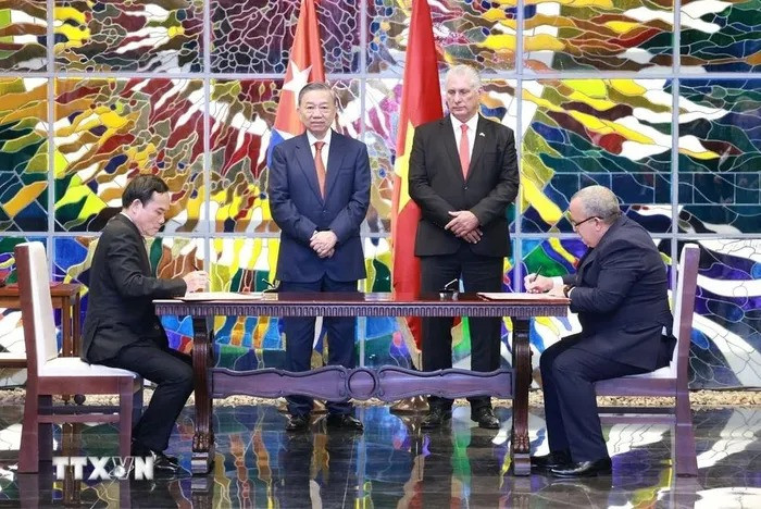 Tổng Bí thư, Chủ tịch nước Tô Lâm và Bí thư thứ nhất Đảng Cộng sản Cuba, Chủ tịch Cuba Miguel Diaz-Canel Bermudez chứng kiến Lễ ký kết văn kiện hợp tác giữa Ban Kinh tế Trung ương Đảng Cộng sản Việt Nam với Ban Kinh tế và Sản xuất Trung ương Đảng Cộng sản Cuba. (Ảnh: Lâm Khánh/TTXVN) Tổng Bí thư, Chủ tịch nước Tô Lâm và Bí thư thứ nhất Đảng Cộng sản Cuba, Chủ tịch Cuba Miguel Diaz-Canel Bermudez chứng kiến Lễ ký kết văn kiện hợp tác giữa Ban Kinh tế Trung ương Đảng Cộng sản Việt Nam với Ban Kinh tế và Sản xuất Trung ương Đảng Cộng sản Cuba. (Ảnh: Lâm Khánh/TTXVN)