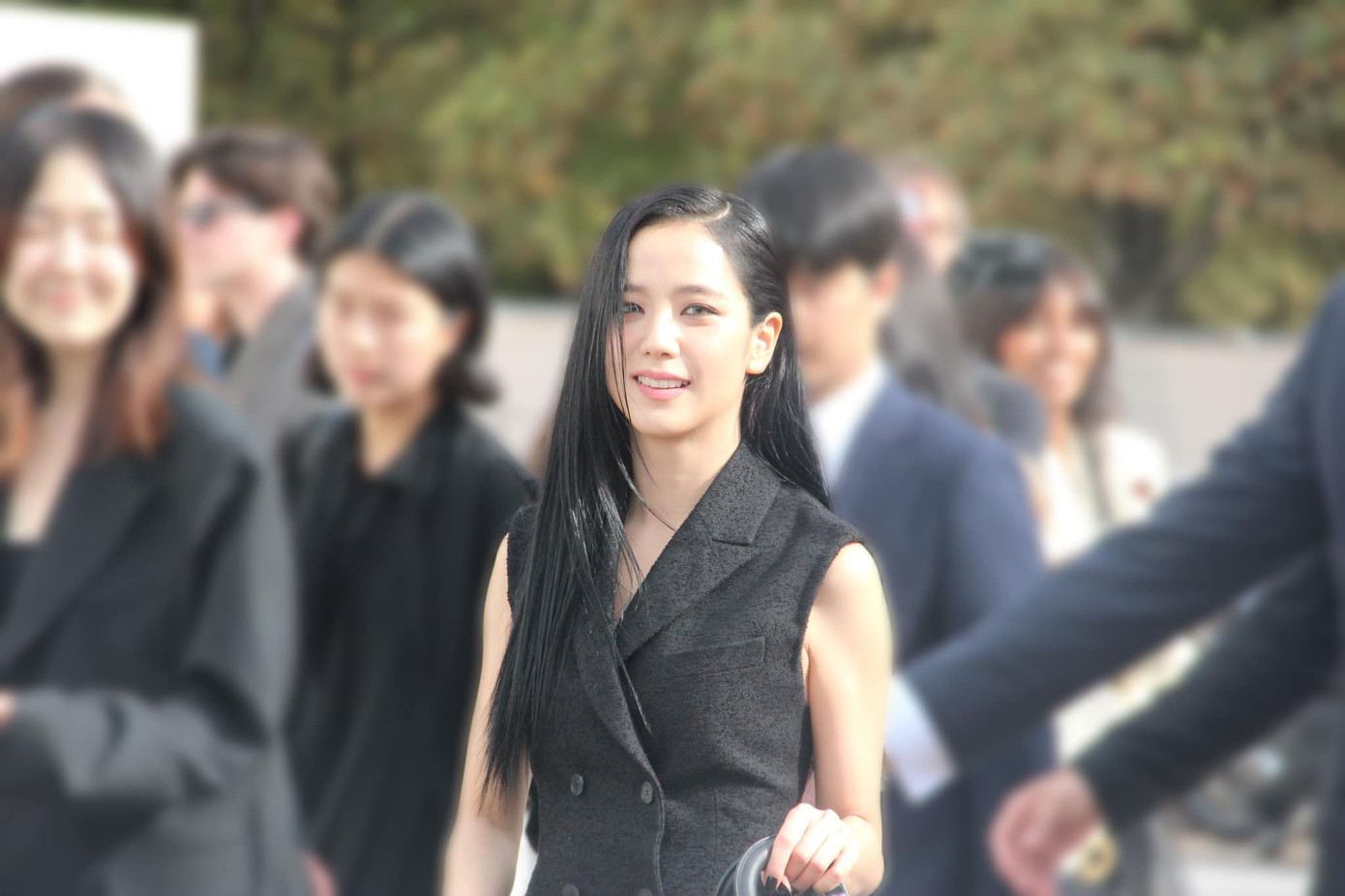 Ngày 26/9, nhiều ngôi sao quốc tế tham dự sự kiện Tuần lễ thời trang Paris của Dior. Jisoo (BlackPink) tiếp tục là tâm điểm chú ý của đám đông. Nữ thần tượng xuất hiện với diện mạo mới, đánh mắt khói thay vì trang điểm nhẹ nhàng như thường lệ.