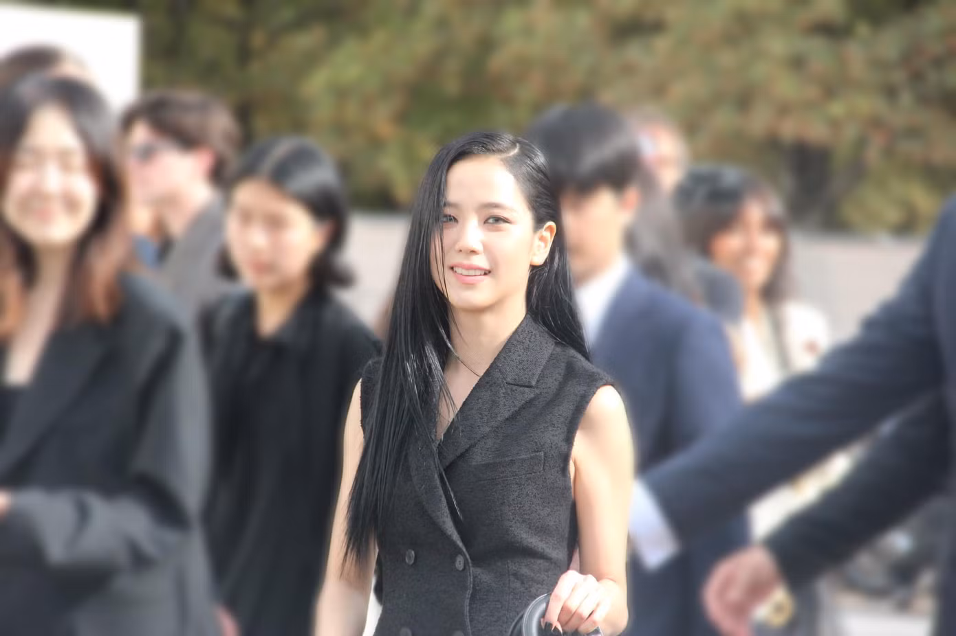Ngày 26/9, nhiều ngôi sao quốc tế tham dự sự kiện Tuần lễ thời trang Paris của Dior. Jisoo (BlackPink) tiếp tục là tâm điểm chú ý của đám đông. Nữ thần tượng xuất hiện với diện mạo mới, đánh mắt khói thay vì trang điểm nhẹ nhàng như thường lệ.