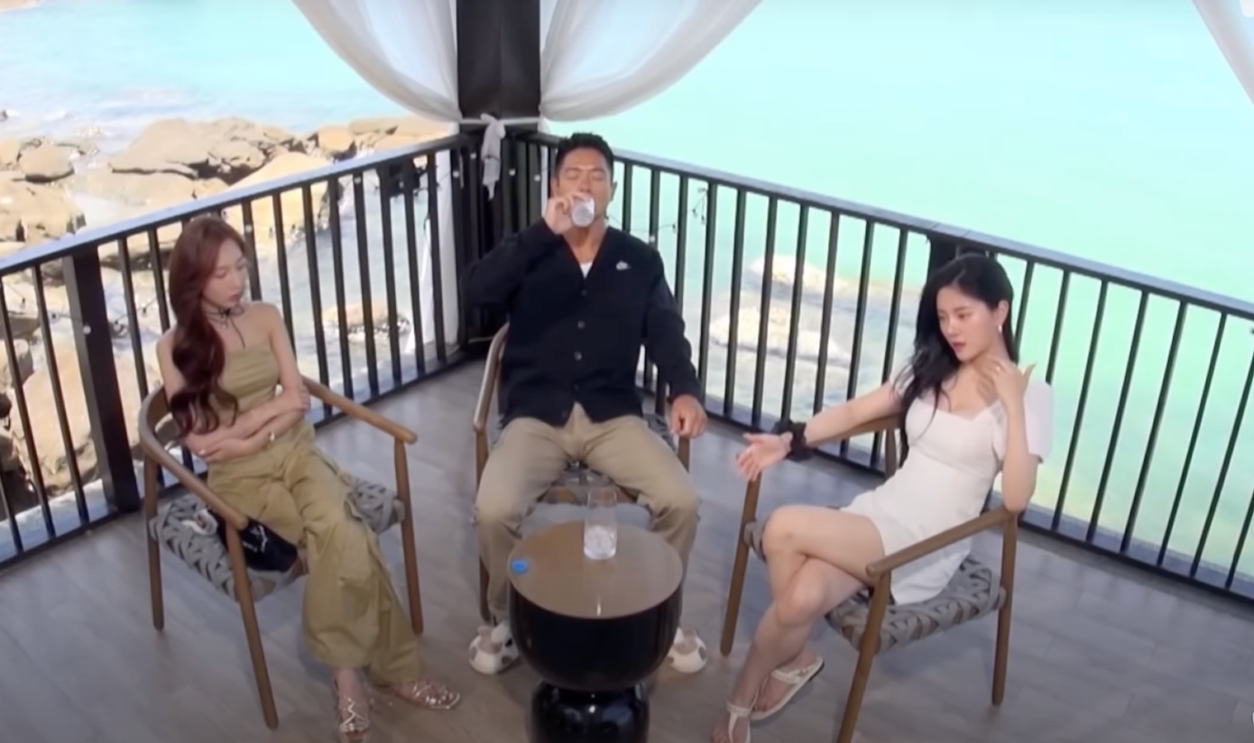 Cuộc đối chất giữa Yuna, Michael và Rayeon (từ trái sang). Cuộc đối chất giữa Yuna, Michael và Rayeon (từ trái sang).