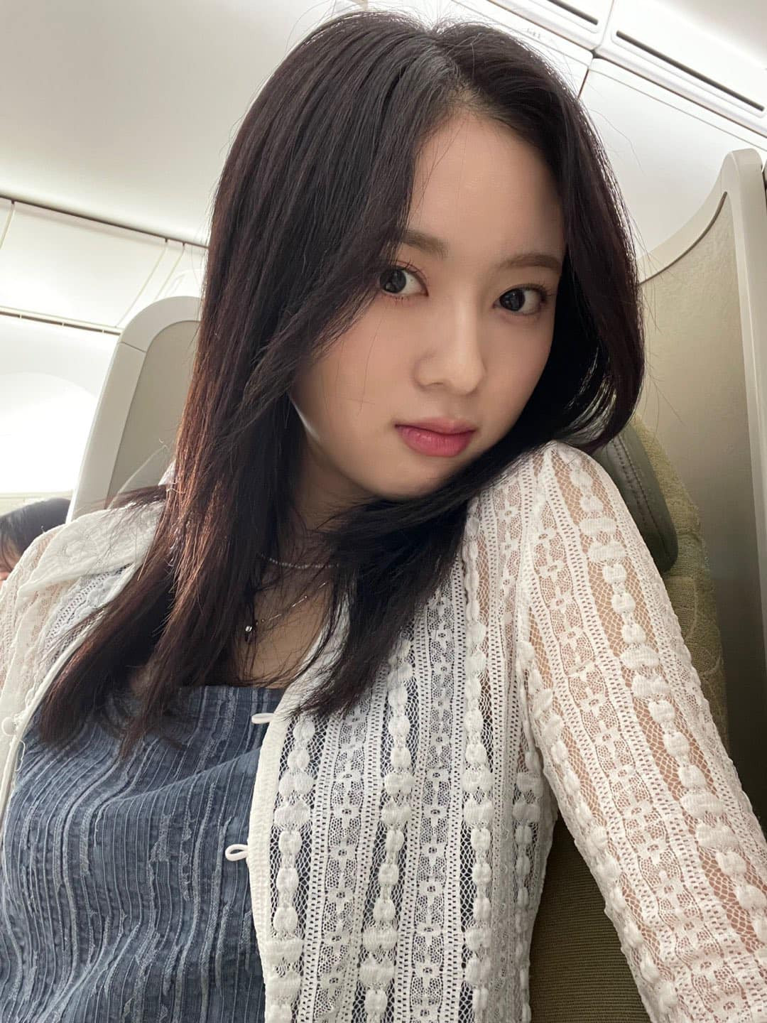 Góp mặt trong sự kiện âm nhạc tại TPHCM là nhiều thần tượng đến từ xứ sở kim chi. Cherry Bullet - nhóm nữ gen 3 hào hứng check-in khi đến Việt Nam. Nhóm nhạc nữ đến từ đến từ FNC Ent hứa hẹn tạo dấu ấn trên sân khấu tại Việt Nam tối nay.