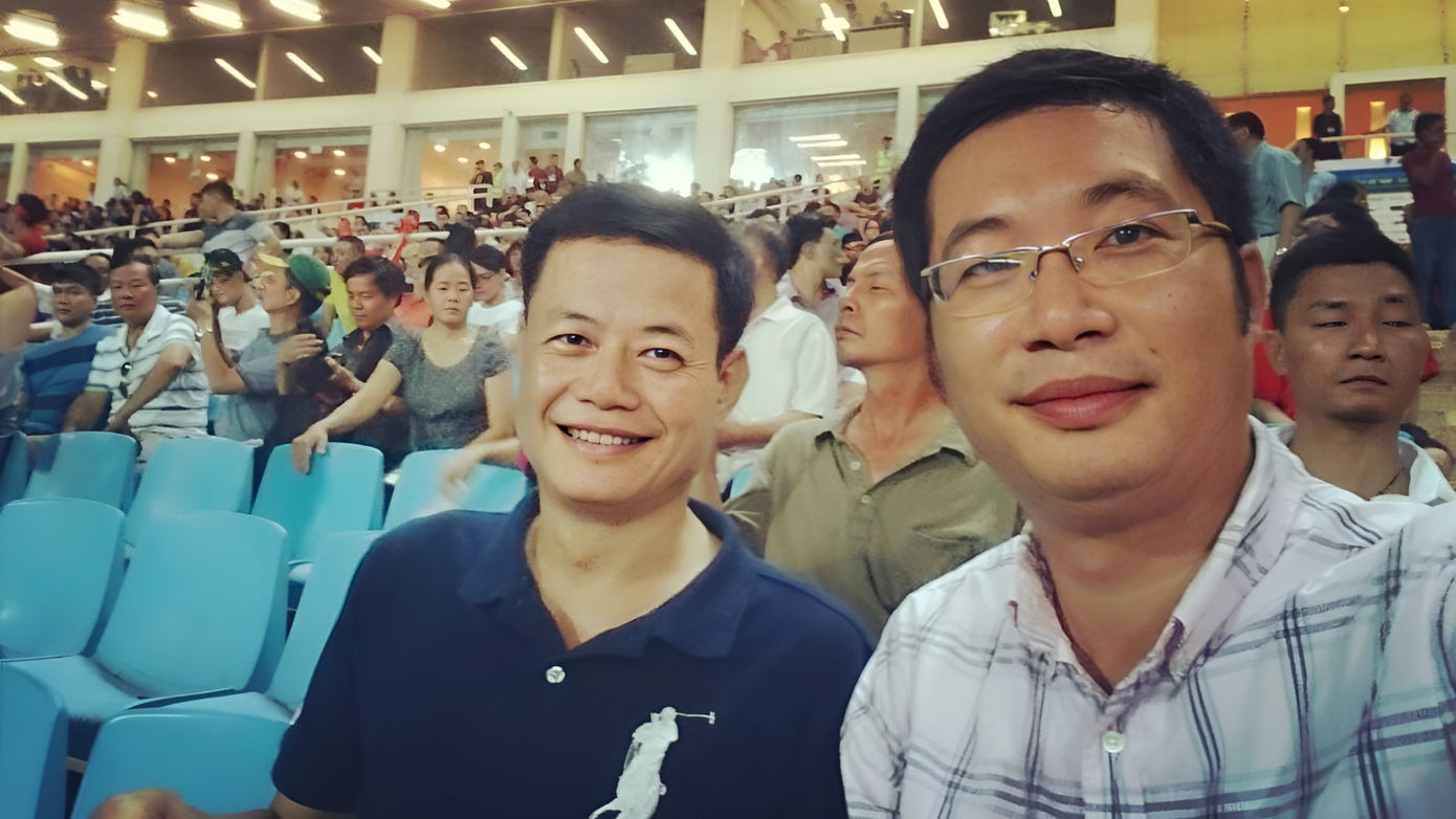 Thời gian đó, anh day dứt và nói vui "đi qua Nhà hát không dám vào vì nhớ nao lòng". Tuy thế, nam diễn viên không hối hận với quyết định đó: “Tôi biết rằng bước vào đó sẽ nao lòng. Đó là quãng đời dài của mình, cả thanh xuân tuổi trẻ sôi nổi. Tôi quyết định nếu đã bước đi thì phải sống thật tốt”. Thời gian đó, anh day dứt và nói vui "đi qua Nhà hát không dám vào vì nhớ nao lòng". Tuy thế, nam diễn viên không hối hận với quyết định đó: “Tôi biết rằng bước vào đó sẽ nao lòng. Đó là quãng đời dài của mình, cả thanh xuân tuổi trẻ sôi nổi. Tôi quyết định nếu đã bước đi thì phải sống thật tốt”.