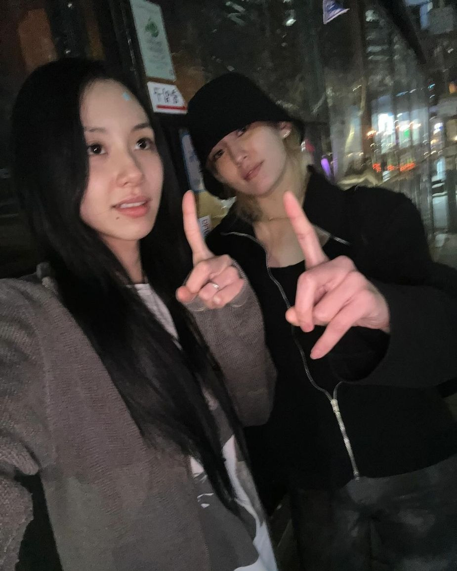 Hai nữ thần tượng đang hứng chịu chỉ trích từ cư dân mạng vì bức ảnh vén áo để lộ áo lót của Somi (tóc bạch kim). Ảnh: Instagram.