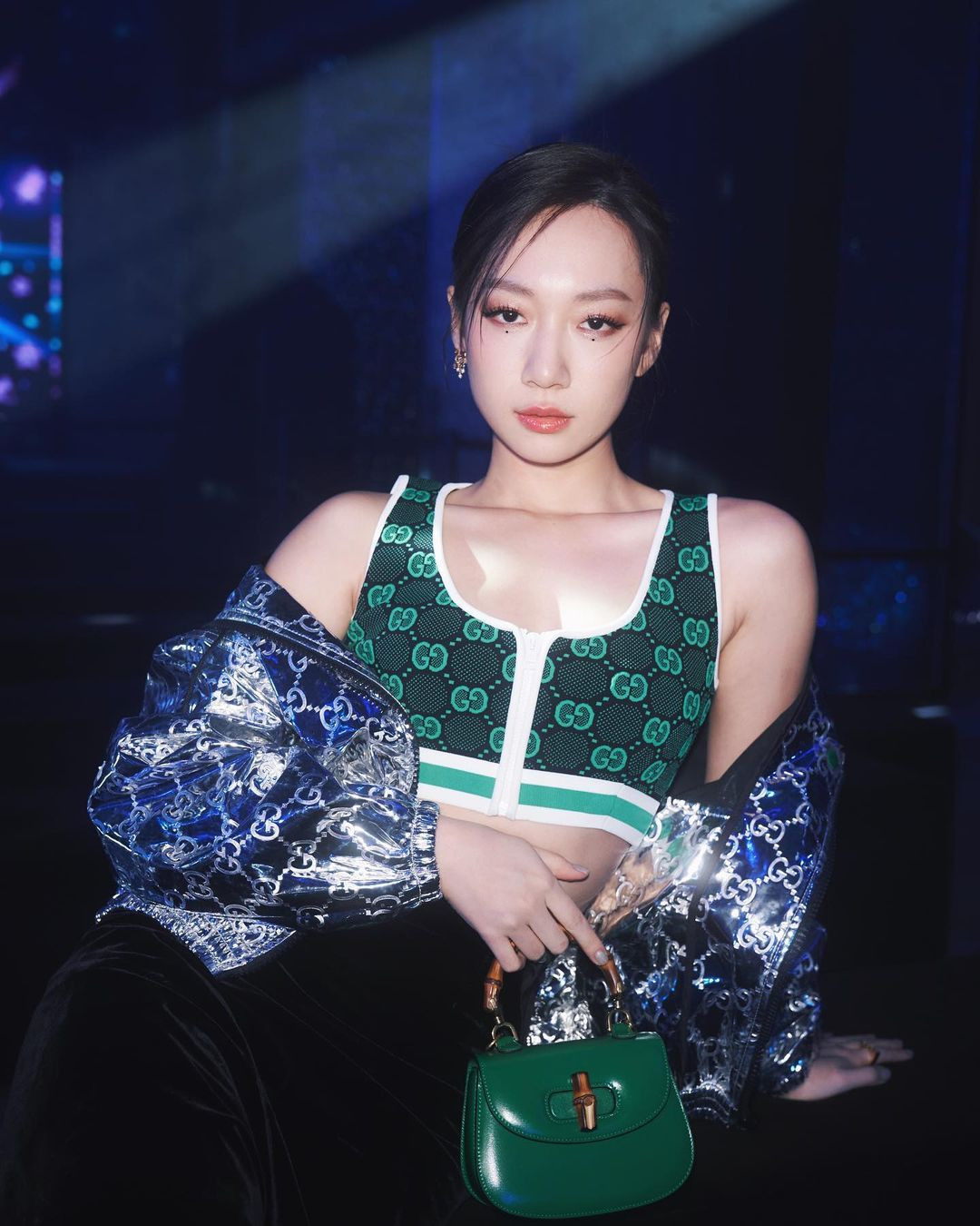 Ca sĩ được là cho là “kẻ thứ ba” chen ngang vào chuyện tình của Cindy và Chu Hiên Dương tên Julia Wu, 29 tuổi, người Australia gốc Hoa và hoạt động ở Đài Loan (Trung Quốc). Cô từng xuất hiện trong chương trình tạp kỹ Hàn Quốc Miss Korea 2 – Julia &amp; JoJo. Theo Mirror Media đưa tin , Chu Hiên Dương và Julia đã hẹn hò tại công viên vào đêm khuya 28/3. Julia ngồi trên đùi sao nam và có nhiều hành động thân mật.