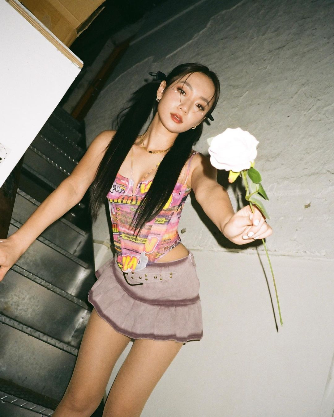 Ca sĩ được là cho là “kẻ thứ ba” chen ngang vào chuyện tình của Cindy và Chu Hiên Dương tên Julia Wu, 29 tuổi, người Australia gốc Hoa và hoạt động ở Đài Loan (Trung Quốc). Cô từng xuất hiện trong chương trình tạp kỹ Hàn Quốc Miss Korea 2 – Julia &amp; JoJo. Theo Mirror Media đưa tin , Chu Hiên Dương và Julia đã hẹn hò tại công viên vào đêm khuya 28/3. Julia ngồi trên đùi sao nam và có nhiều hành động thân mật.