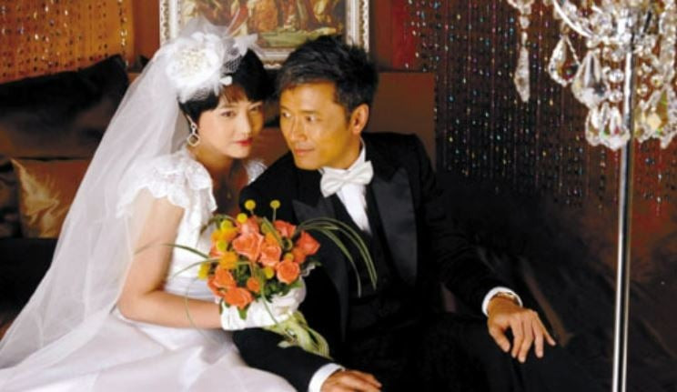 Mỹ nhân Hương cảng và nam diễn viên Miêu Kiều Vĩ đóng tình nhân trong Học cảnh truy kích (2009). Mỹ nhân Hương cảng và nam diễn viên Miêu Kiều Vĩ đóng tình nhân trong Học cảnh truy kích (2009).