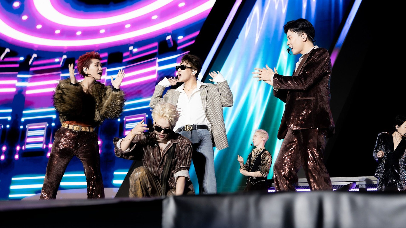 Xuyên suốt đêm concert, những ca khúc hot của chương trình đều được các anh trai đem lên sân khấu. Từ những bản nhạc sôi động như Catch Me If You Can, Ngáo ngơ, Hút, Sao hạng A, Tình đầu quá chén… đến những bản ballad cảm xúc như Bao lời con chưa nói, Thi sĩ, Hào quang…