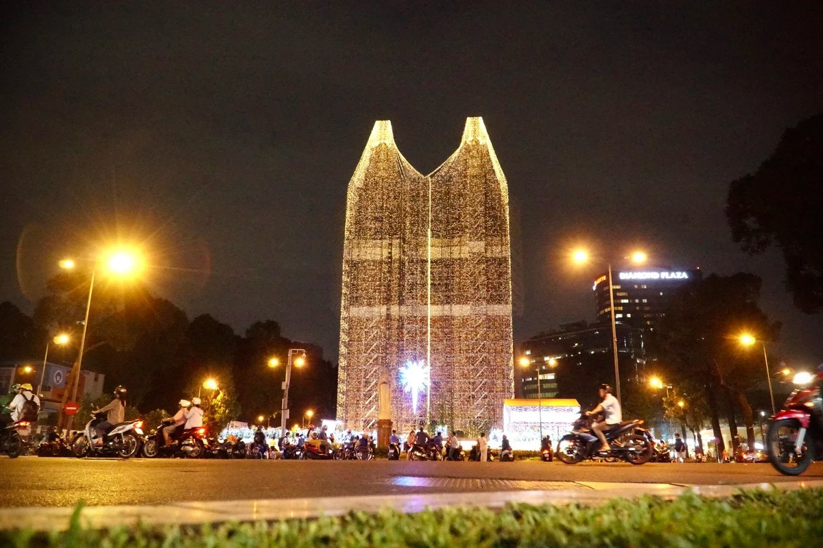 Nhìn bên ngoài, nhà thờ Đức Bà như khoác lên mình màu áo mới, rực sáng với dàn đèn giăng kín từ đỉnh đến chân tháp.