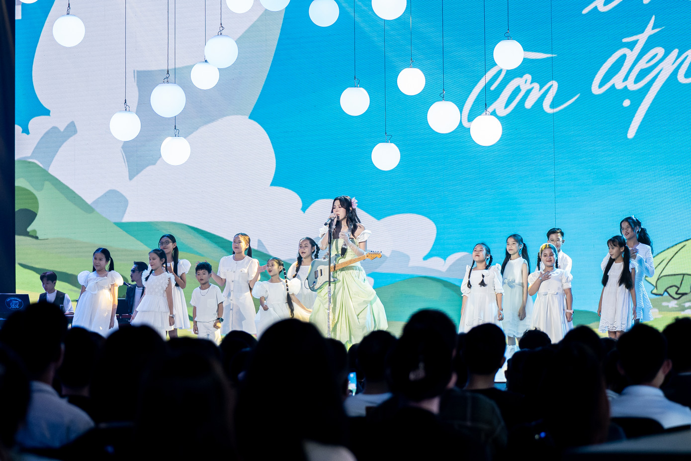 Thanh Thảo Muộii xuất hiện trên sân khấu với tạo hình ngọt ngào. Cô lựa chọn ca khúc do chính mình sáng tác mang tên Em còn đẹp lắm.