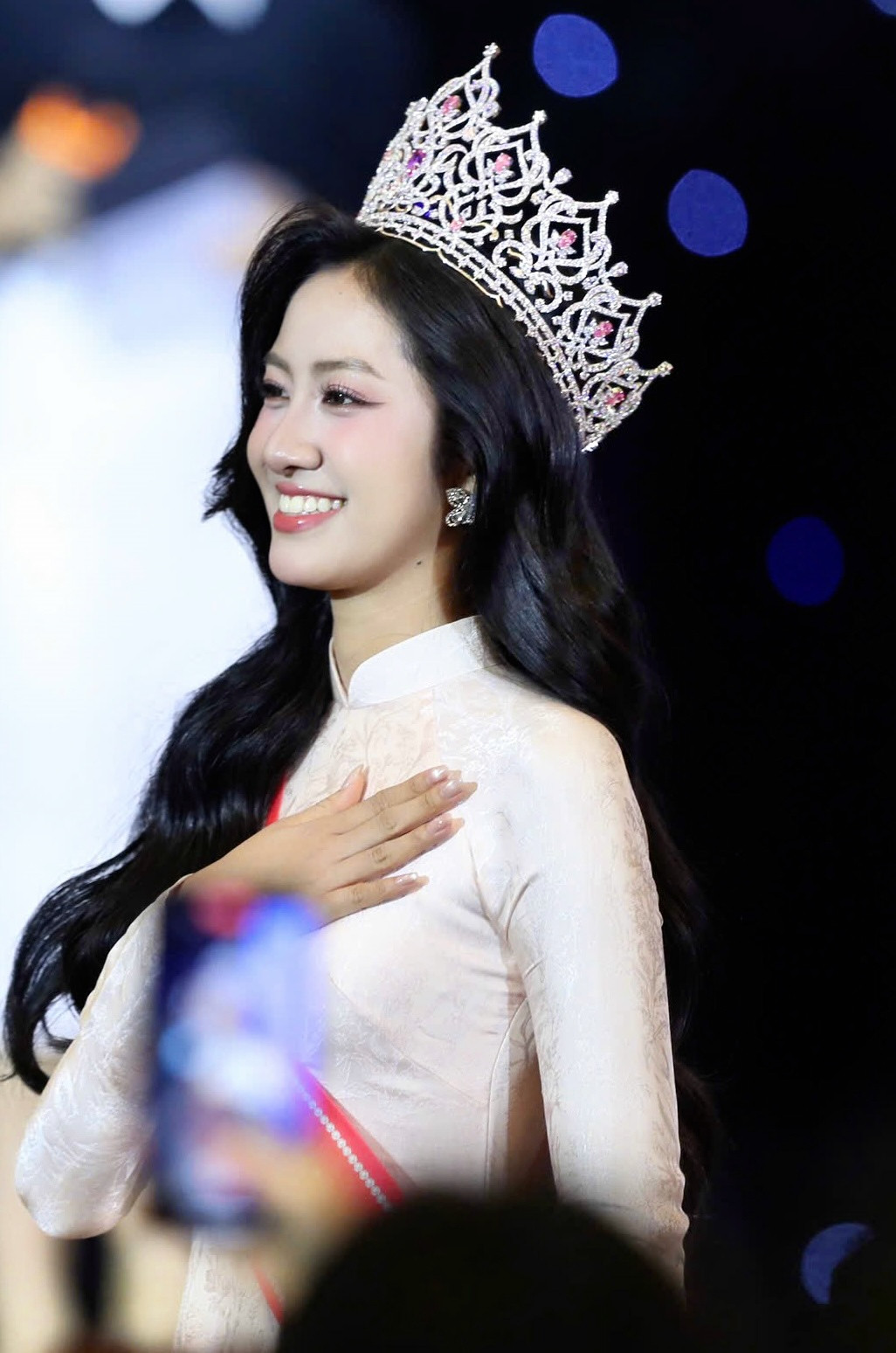 Hoa hậu Hà Trúc Linh tươi tắn chào hỏi, rạng rỡ trong khoảnh khắc hội ngộ tại UFM. Ảnh: Duy Anh.