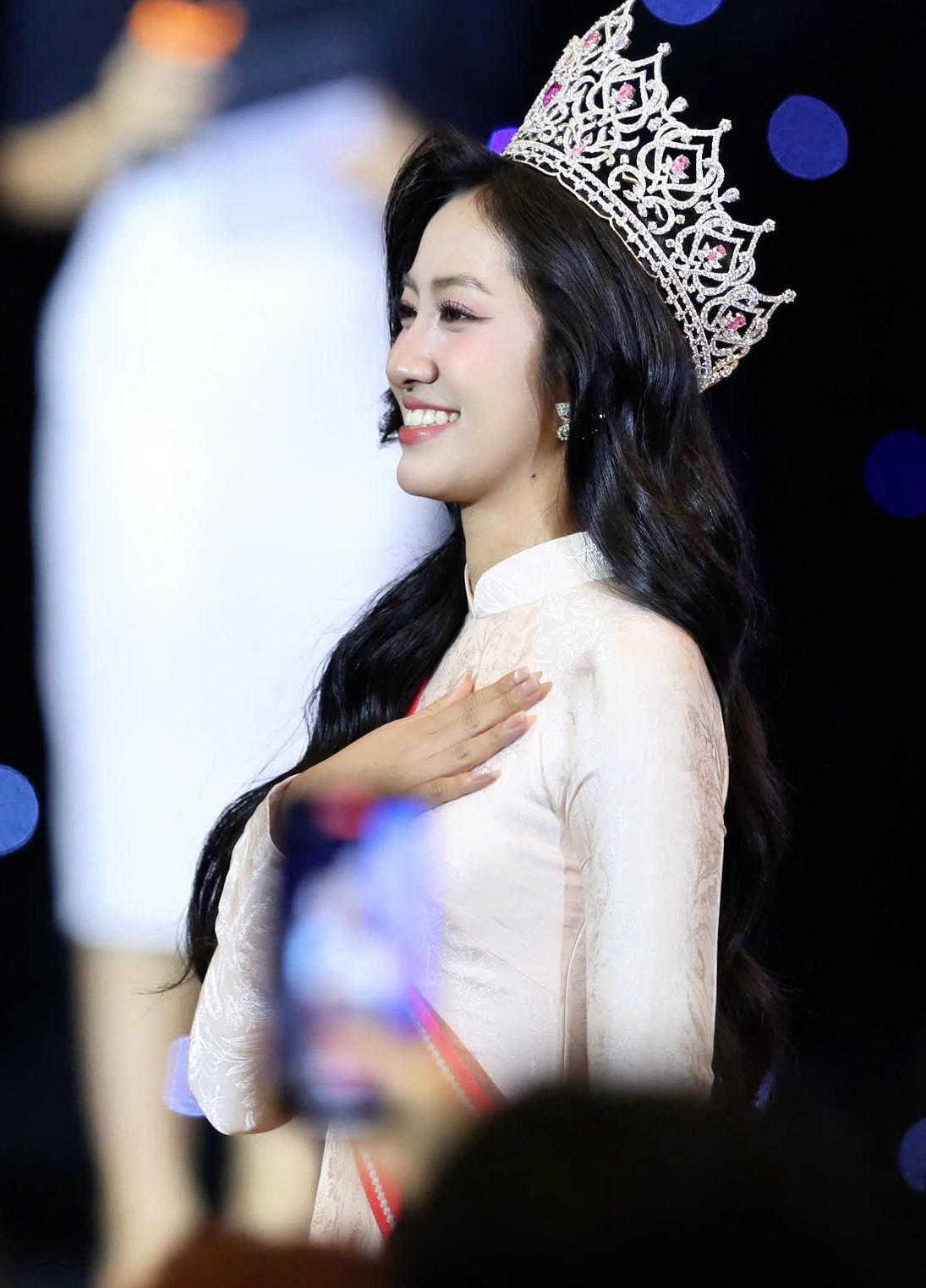 Hoa hậu Hà Trúc Linh tươi tắn chào hỏi, rạng rỡ trong khoảnh khắc hội ngộ tại UFM. Ảnh: Duy Anh.