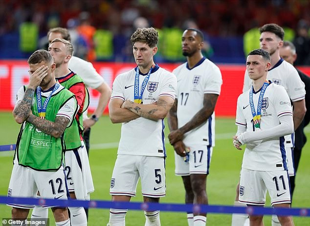 Kieran Trippier, Jarrod Bowen, John Stones, Ivan Toney, Phil Foden và Declan Rice buồn bã khi nhận huy chương cho á quân.