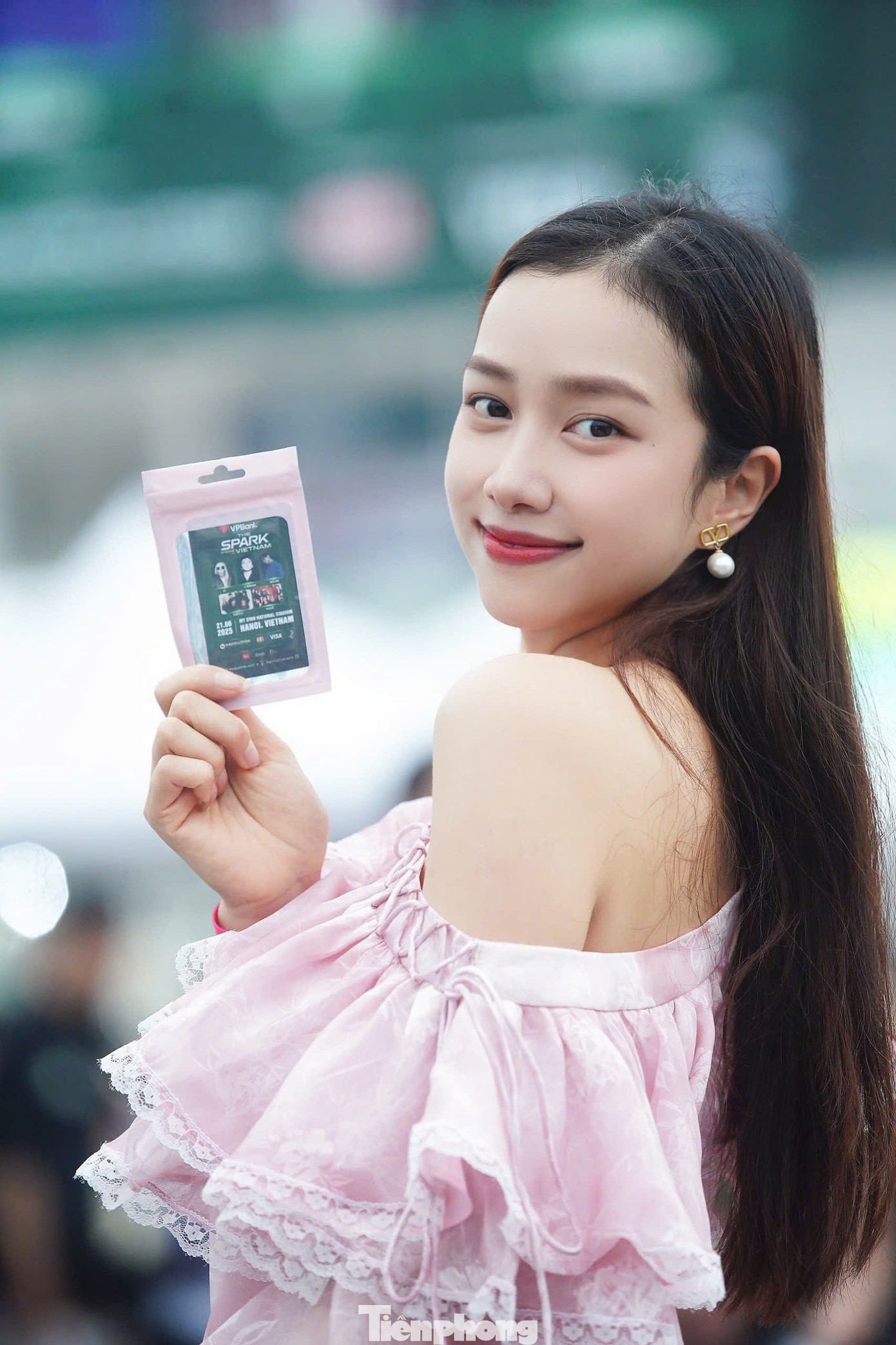 Nguyễn Ngọc Mai - top 5 Hoa hậu Việt Nam 2022 - diện áo trễ vai tông hồng, check on cùng tấm thẻ bo góc khi vừa đổi vé hạng SVIP.