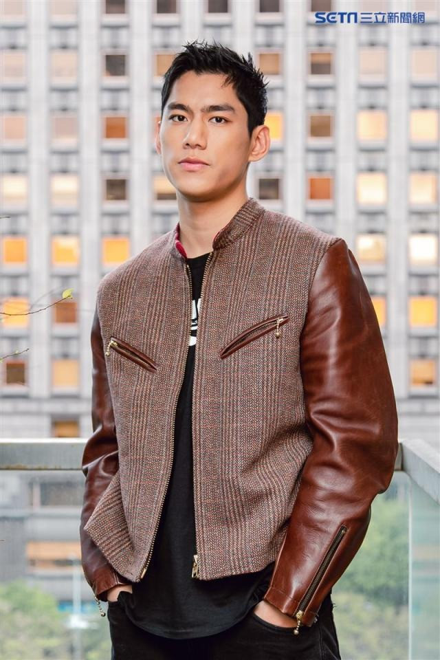 Thời điểm mới ra mắt, nam diễn viên đã công khai việc có bạn gái, là hot girl Cindy nổi tiếng mạng xã hội, họ đã hẹn hò được 5 năm. Có thông tin cả hai đang sống cùng nhau tại căn hộ của Cindy. So với Chu Hiên Dương vốn không giỏi ăn nói, Cindy là người hoạt ngôn, có 220.000 người theo dõi trên YouTube.