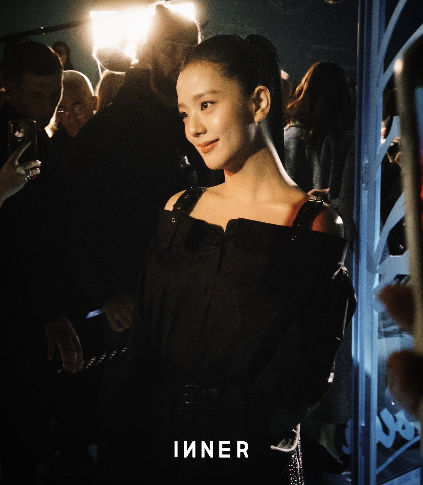 Jisoo (BlackPink) thu hút mọi ánh nhìn tại buổi trình diễn của Dior thuộc Tuần lễ thời trang Paris ngày 24/9. Nữ thần tượng trở thành chủ đề thịnh hành trên X (Twitter cũ) với hàng trăm nghìn tweet mong chờ tạo hình của cô ở sự kiện.