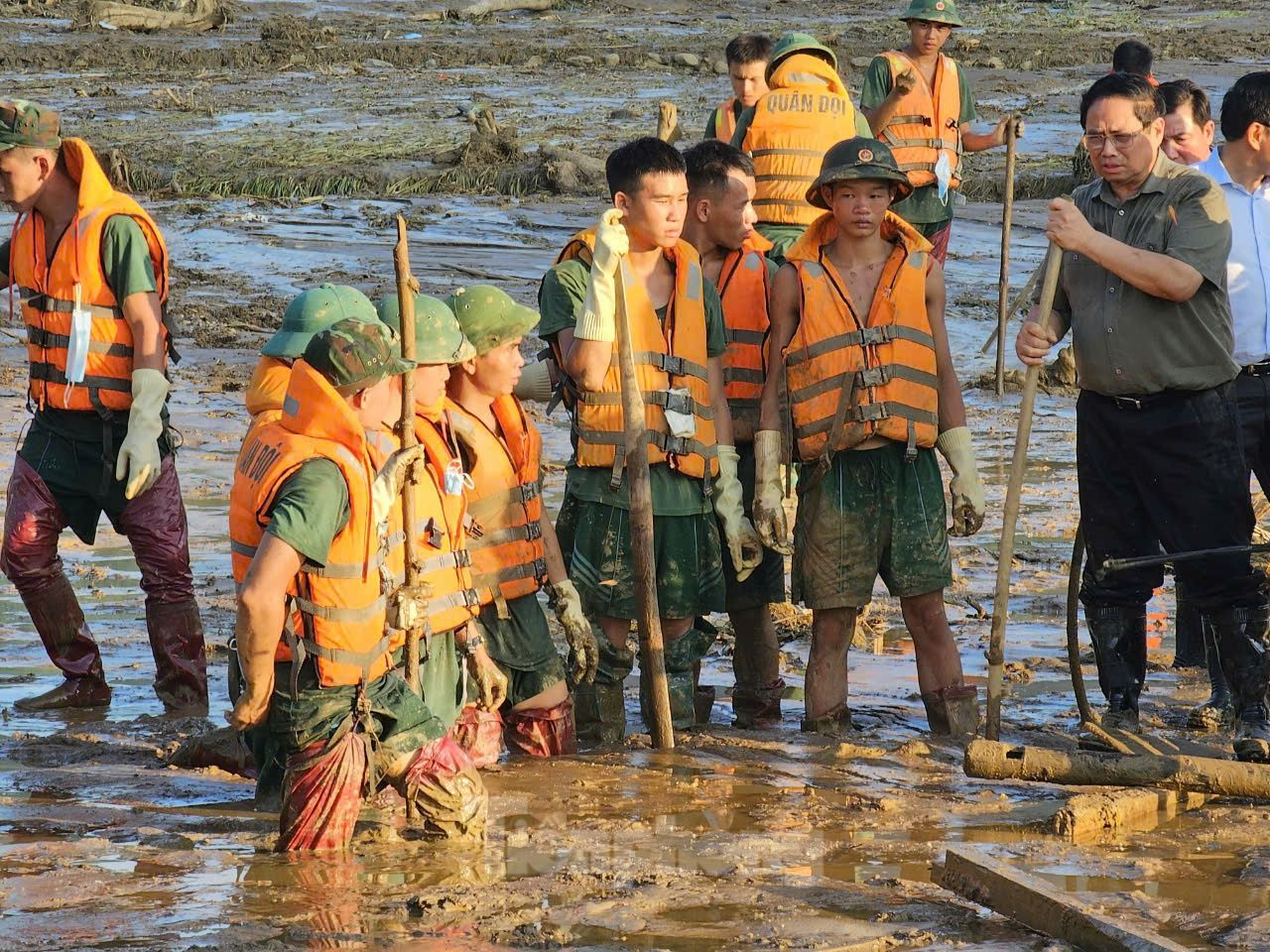 Thủ tướng Phạm Minh Chính tới Lào Cai thị sát tình hình ngay sau khi kết thúc chương trình làm việc tại Yên Bái. Ảnh: Hân Nguyễn.