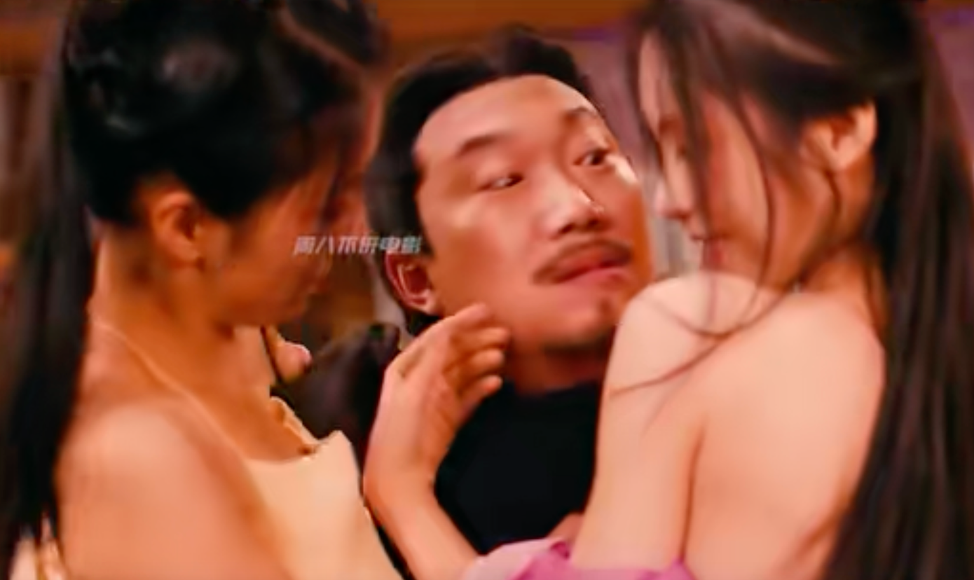 &quot;Tân Long Môn khách sạn&quot; có nhiều cảnh quay diễn viên nữ khoe da thịt.