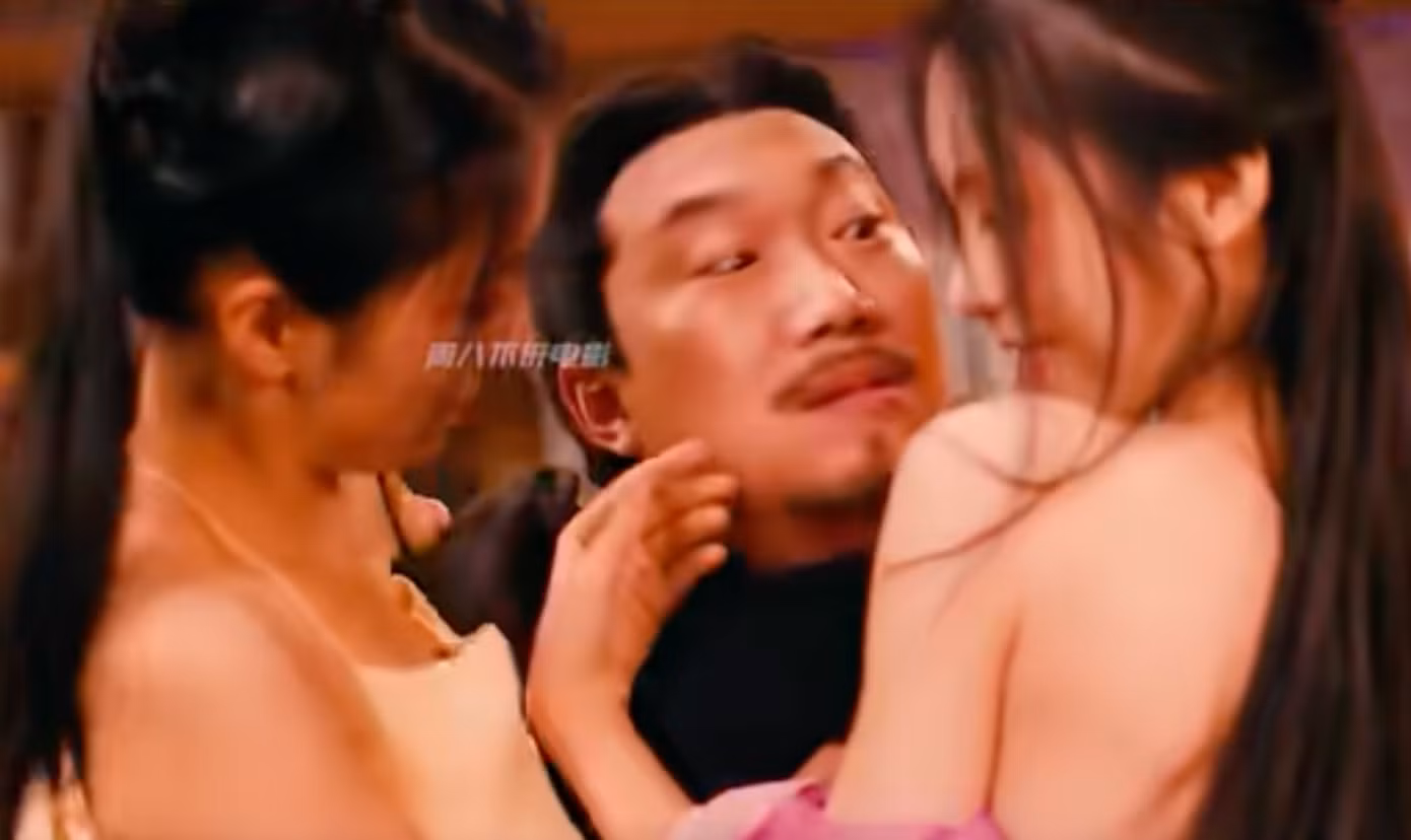 "Tân Long Môn khách sạn" có nhiều cảnh quay diễn viên nữ khoe da thịt.