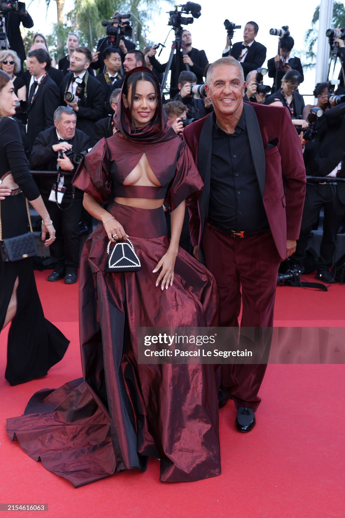 Những thiết kế cắt xẻ, váy cúp ngực nhiều màu sắc, kiểu dáng được các sao diện trong ngày cuối của LHP Cannes lần thứ 77.