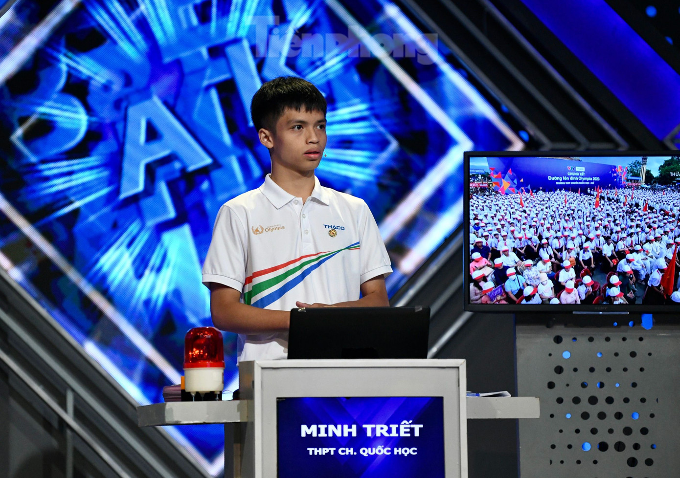 Tại điểm cầu tại Huế, đông đảo thầy cô, các bạn học sinh, lãnh đạo sở, ban, ngành tỉnh ủy Thừa Thiên Huế có mặt cổ vũ, động viên thí sinh Nguyễn Minh Triết, lớp 12 Lý, Trường THPT chuyên Quốc học Huế. BTC bố trí khoảng 3.000 ghế ngồi phục vụ học sinh, công chúng theo dõi, cổ vũ trận chung kết này. Ảnh: Ngọc Văn, Như Ý