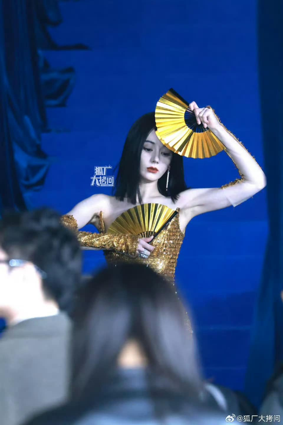 Giữa năm 2022, nữ diễn viên từng quyết định ở ẩn một thời gian. Cô nghỉ ngơi để cân bằng cuộc sống và công việc. Trong thời điểm đó, cô nhận nhiều lời đồn tiêu cực, thậm chí truyền thông Hoa ngữ nghi vấn người đẹp 9X mang thai, sinh con ở nước ngoài.