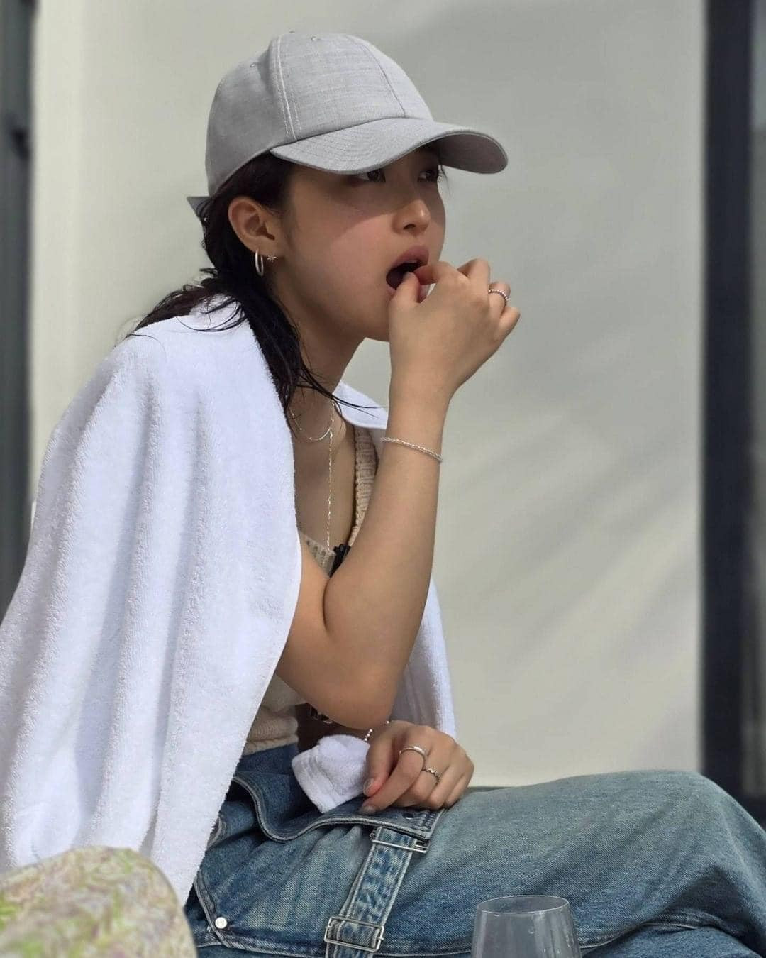 Nữ diễn viên Choi Gyuri gọi chuyến du lịch ở Việt Nam không khác gì thiên đường. Cô đăng tải khung cảnh thiên nhiên ở resort cao cấp, nhận được hàng trăm nghìn lượt tương tác. Cuối tháng 1/2023, cô đến Hội An du lịch và bày tỏ niềm yêu thích tới ẩm thực Việt.