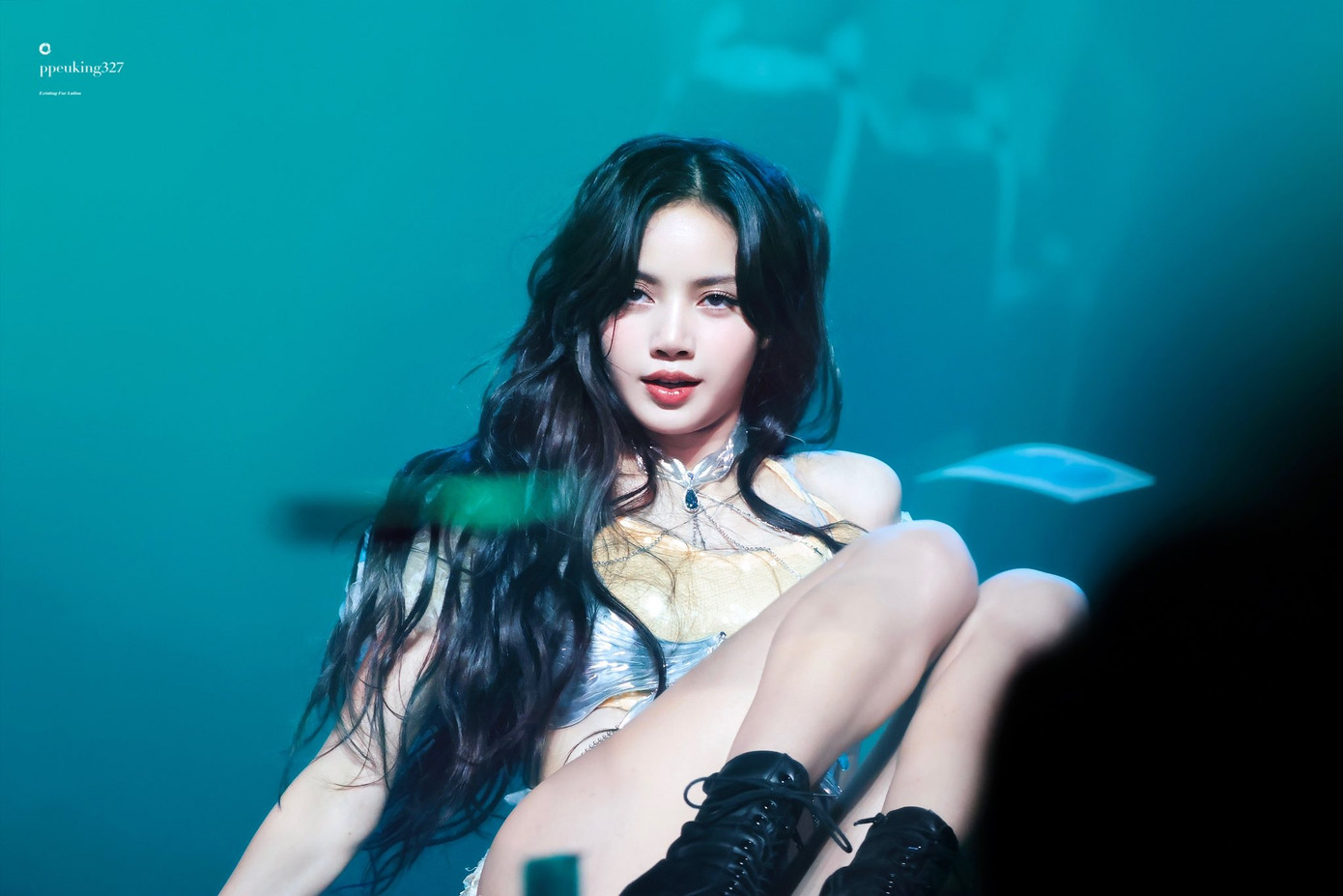 Nhiều fan tin rằng BlackPink khó tiếp tục hoạt động nhóm nếu Lisa rời đi. Ảnh: Twitter. Nhiều fan tin rằng BlackPink khó tiếp tục hoạt động nhóm nếu Lisa rời đi. Ảnh: Twitter.