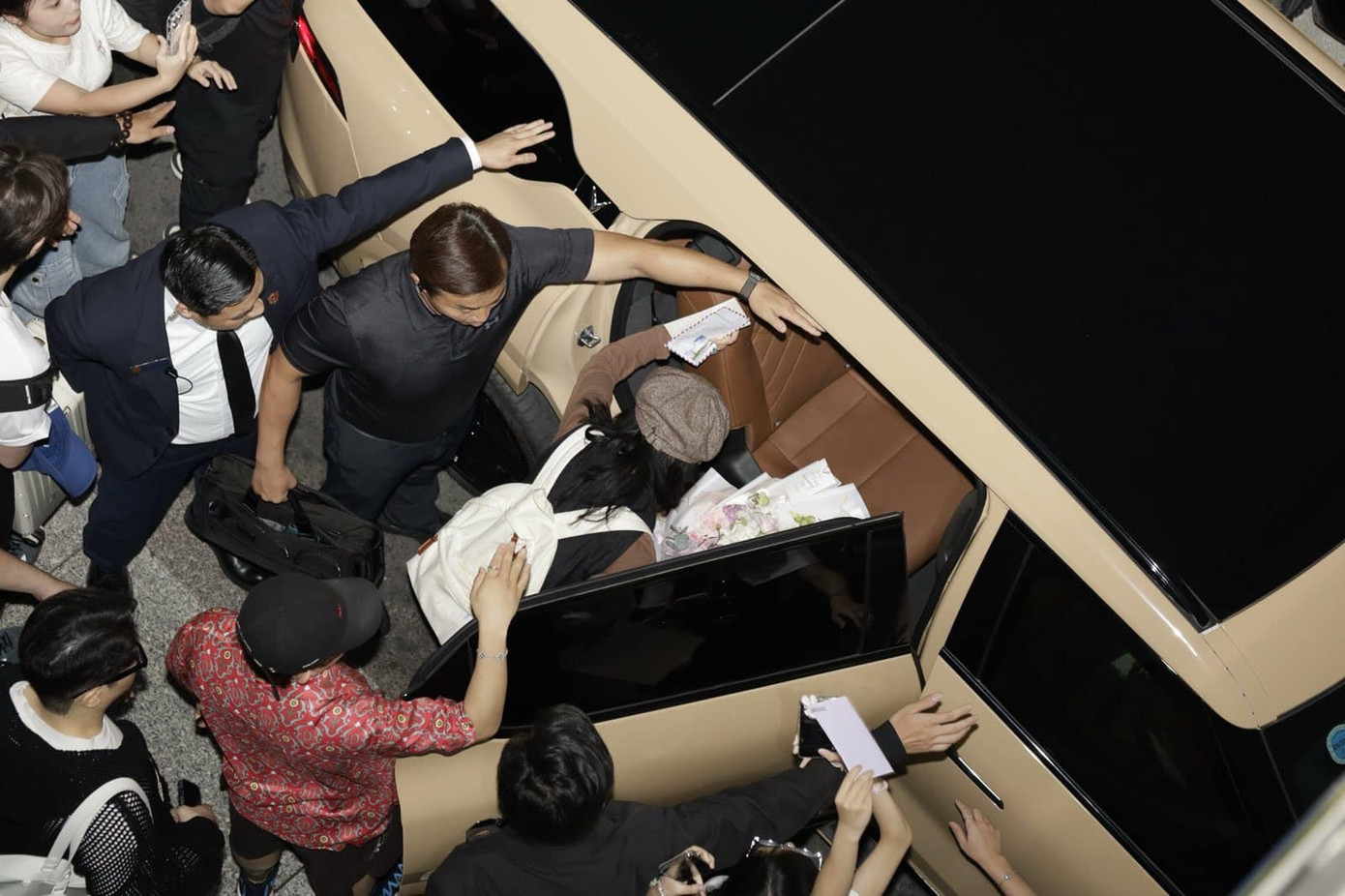 Em gái quốc dân Kim Yoo Jung được fan vây quanh khi đặt chân đến sân bay Nội Bài.