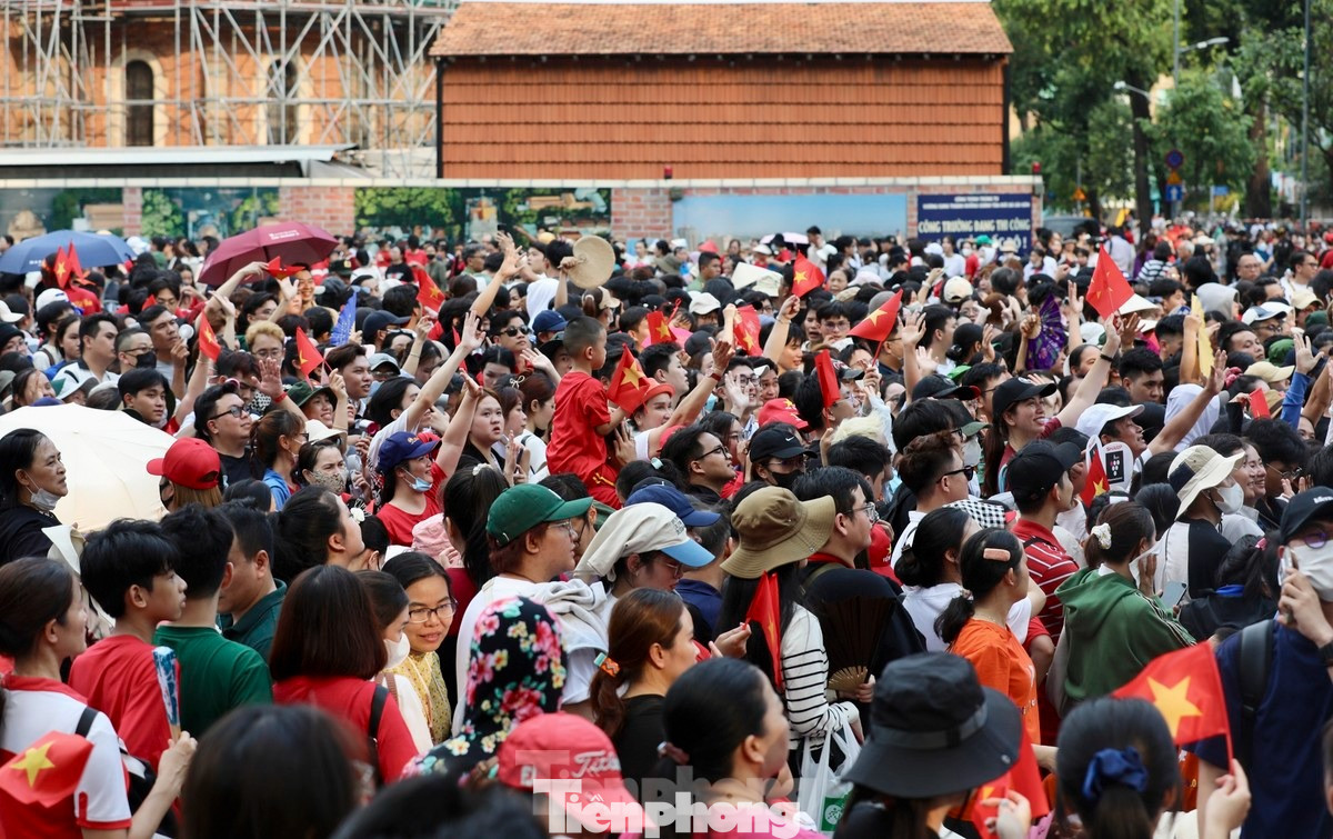 &quot;Concert quốc gia&quot; tràn ngập mạng xã hội với những hình ảnh, video đẹp về lễ kỷ niệm 50 năm Ngày Giải phóng miền Nam, thống nhất đất nước. Ảnh: Duy Anh, Phạm Nguyễn.