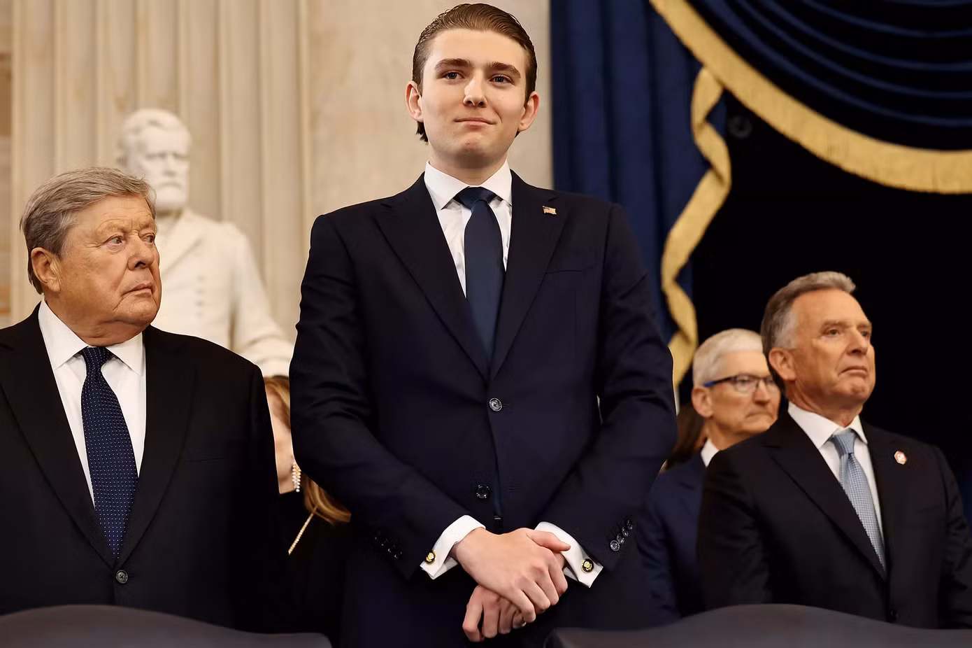 Barron Trump xuất hiện với kiểu tóc vuốt ngược bóng bẩy khi tham dự lễ nhậm chức lịch sử lần thứ hai của cha mình. Ảnh: Getty.