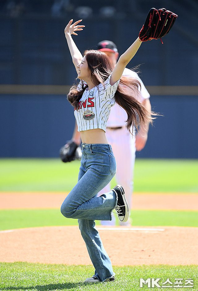 Mỹ nhân Twice thể hiện sự phấn khích.