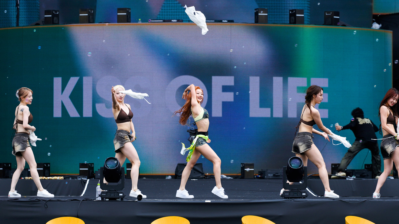 Sân khấu của 4 thành viên nhóm nhạc Kiss Of Life. Ca khúc mùa hè Sticky của nhóm đang gây chú ý vì vũ đạo nóng bỏng. Sân khấu của 4 thành viên nhóm nhạc Kiss Of Life. Ca khúc mùa hè Sticky của nhóm đang gây chú ý vì vũ đạo nóng bỏng.