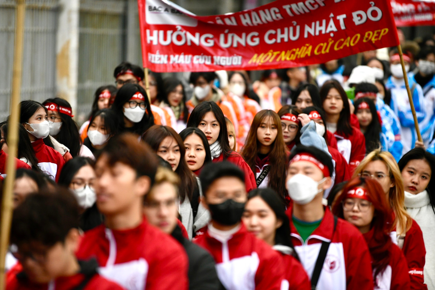 Từng đoàn nối tiếp nhau diễn hành trong khuôn viên Đại học Bách Khoa Hà Nội.