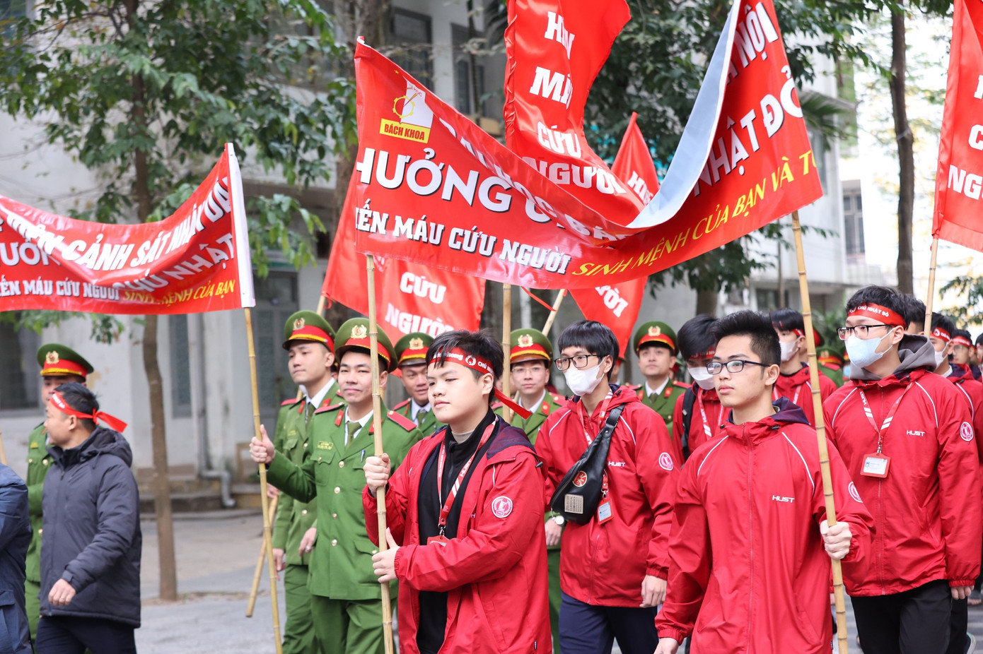 Mặc thời tiết rét đậm, hàng trăm sinh viên các đại học trên địa bàn Hà Nội đã đến từ rất sớm để hưởng ứng hoạt động ý nghĩa này.